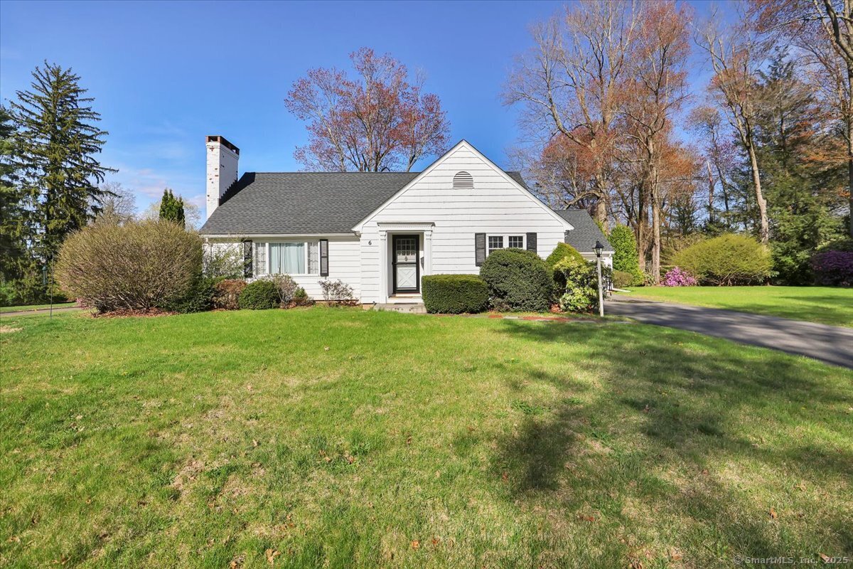 Kenwood Circle, Bloomfield, Connecticut - 3 Bedrooms  
3 Bathrooms  
7 Rooms - 