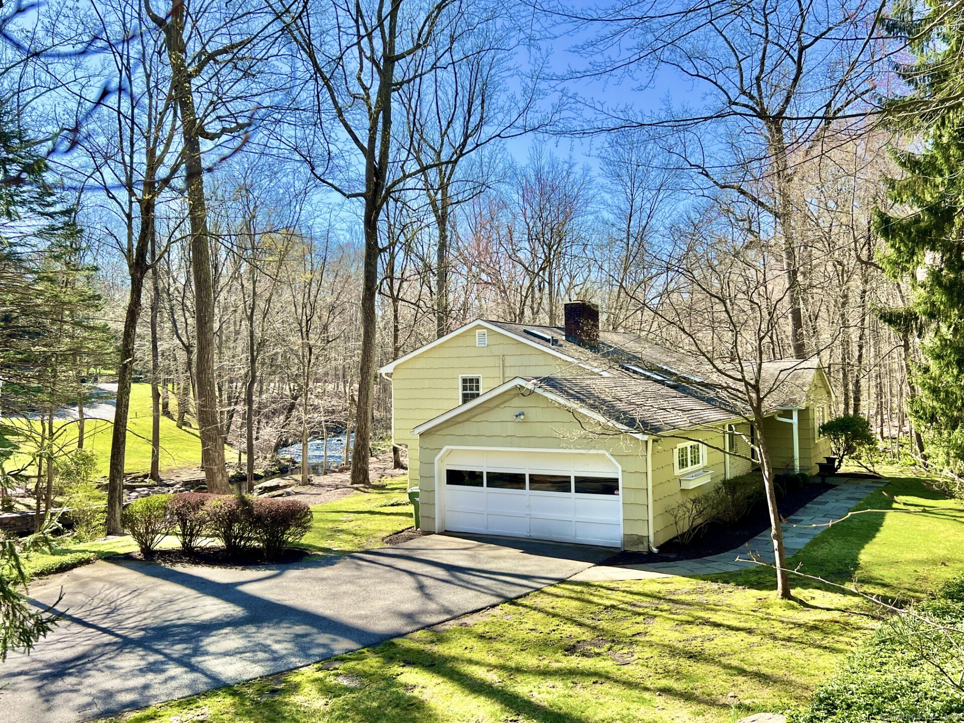 159 Rivergate Drive, Wilton, Connecticut - 3 Bedrooms  
2.5 Bathrooms  
7 Rooms - 