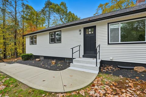 Photo of 4 Hemlock Circle, Somers, CT 06071 (MLS # 24134953)