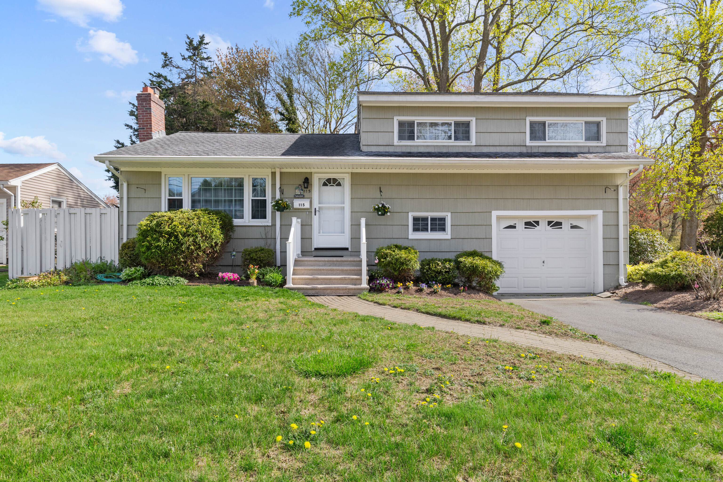 Chestnut Hill Road, Groton, Connecticut - 3 Bedrooms  
1 Bathrooms  
7 Rooms - 