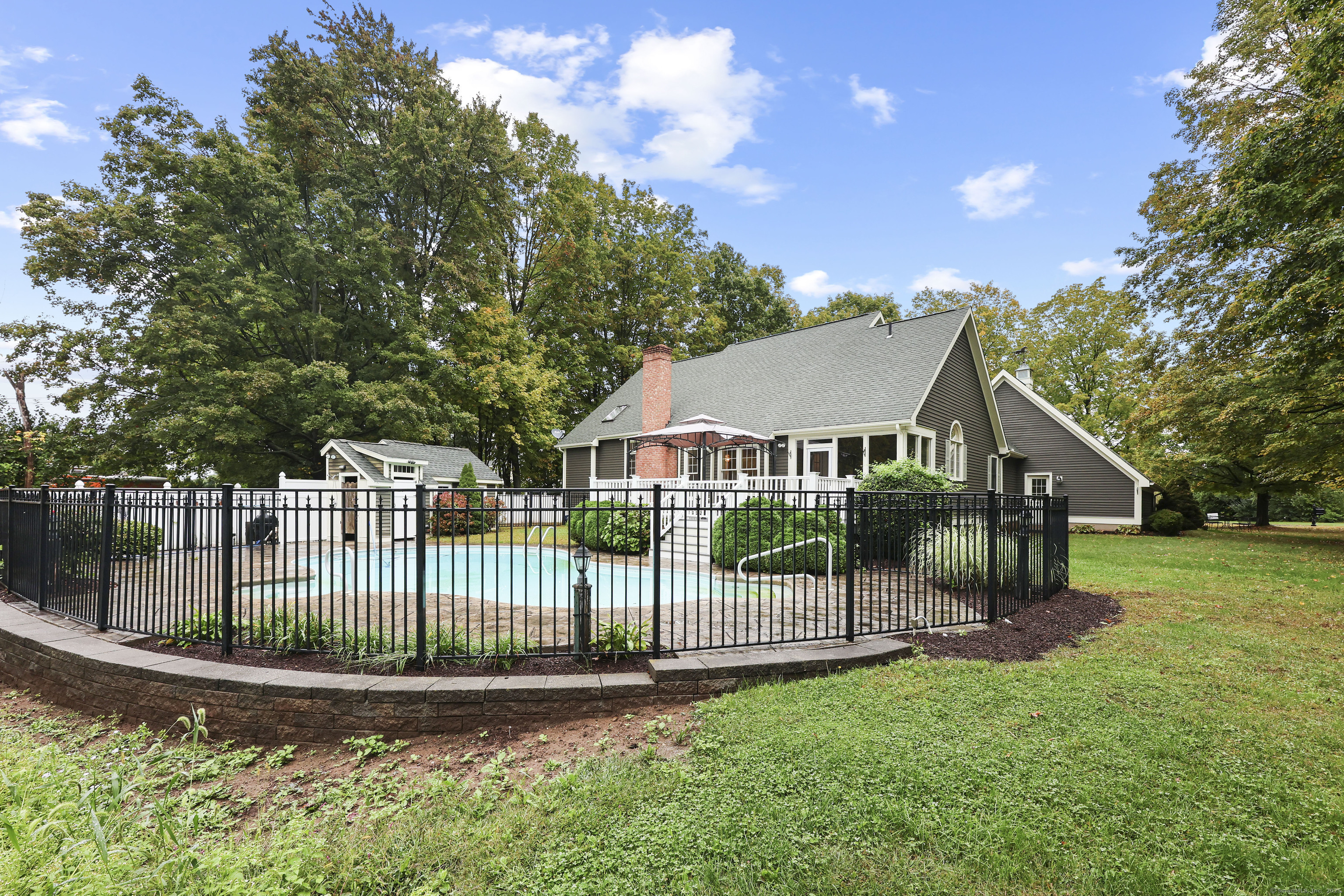 643 Burnham Street West