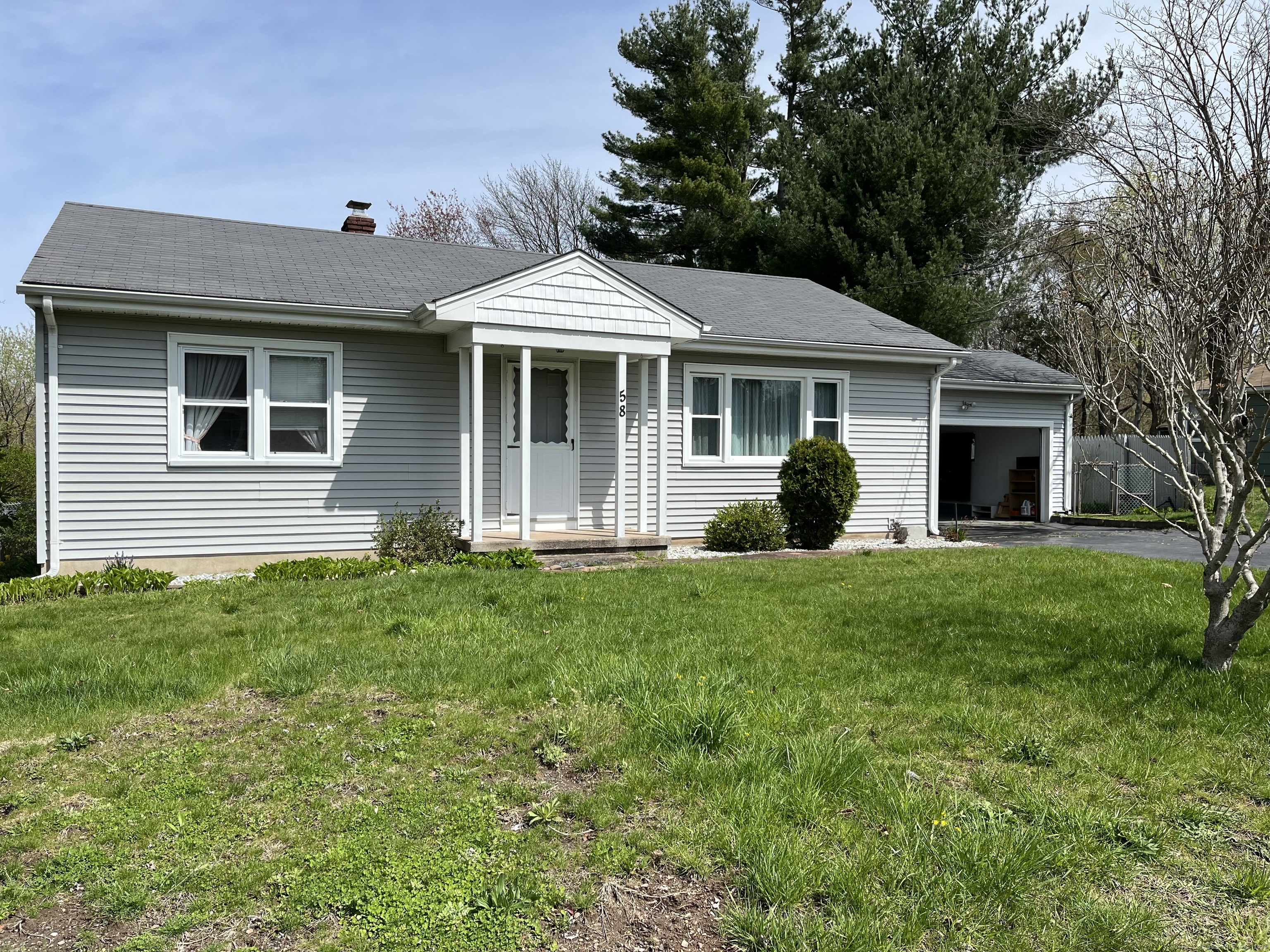 58 E Side Drive, Wallingford, Connecticut - 2 Bedrooms  
1 Bathrooms  
5 Rooms - 