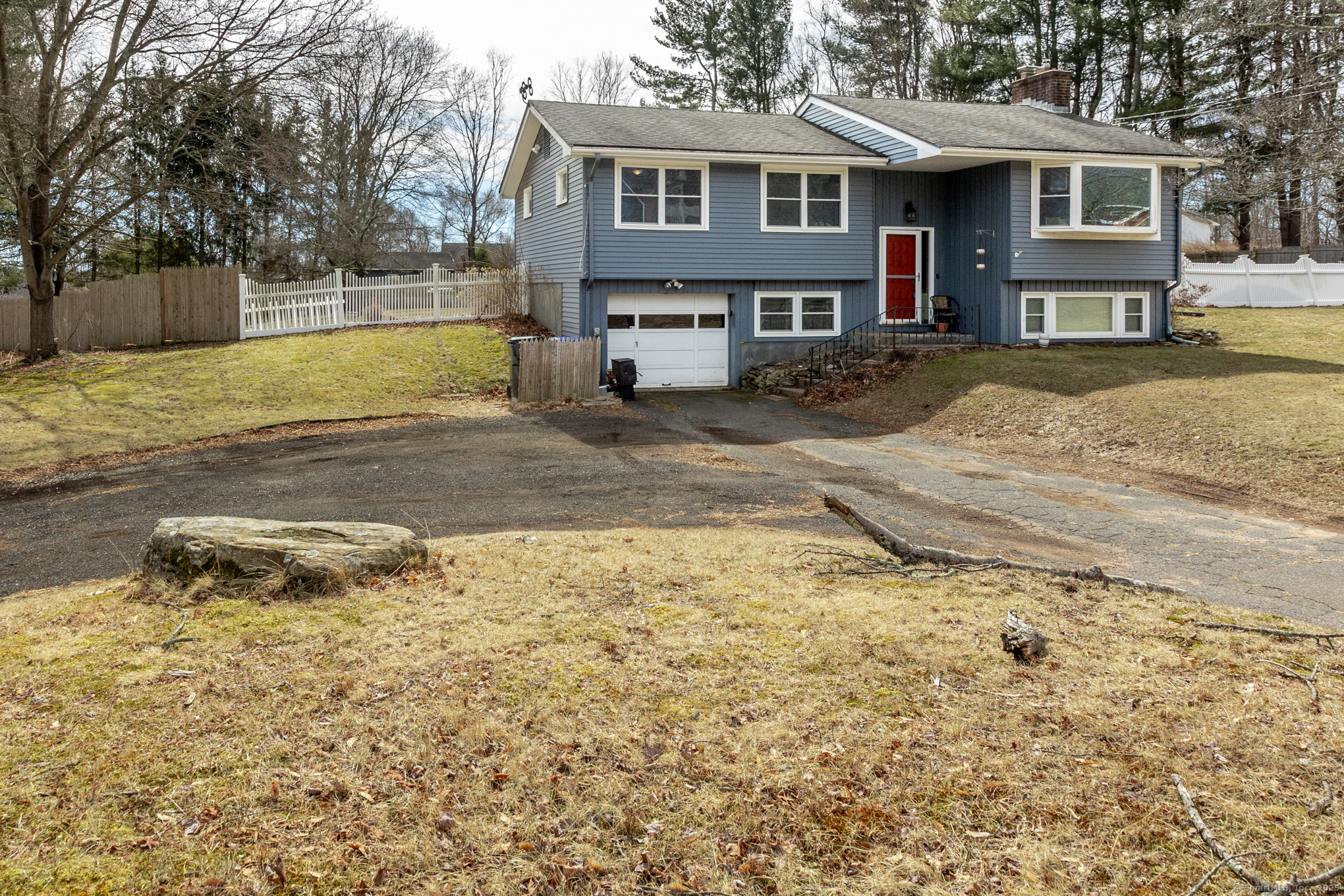 School Road, Bolton, Connecticut - 3 Bedrooms  
1 Bathrooms  
6 Rooms - 