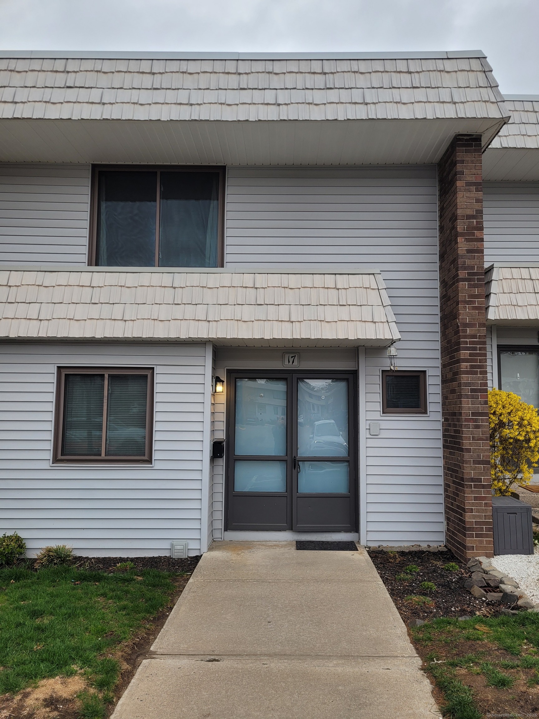 Pine Court 17, Cromwell, Connecticut - 2 Bedrooms  
2 Bathrooms  
5 Rooms - 