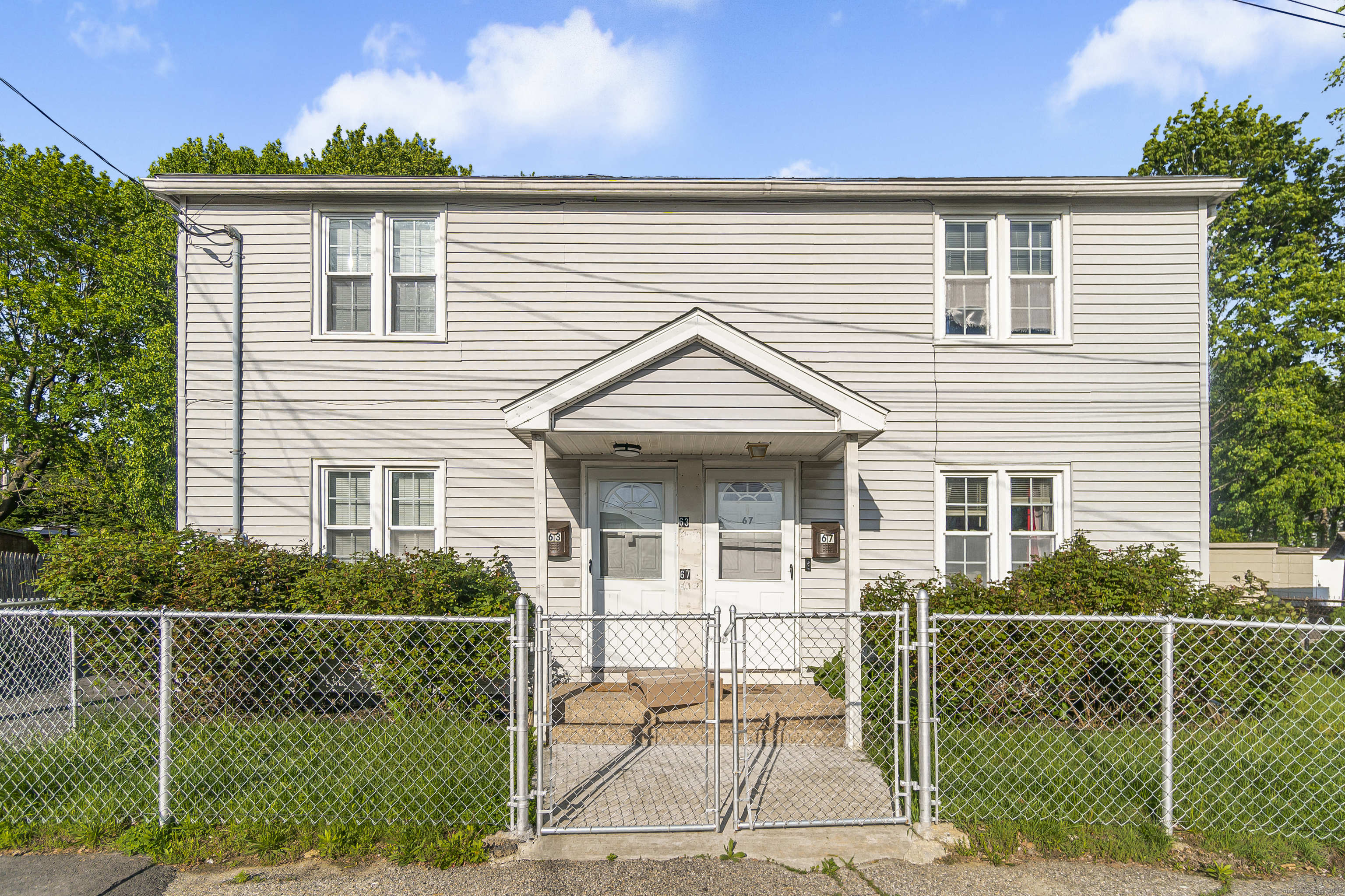 Rental Property at Pearl Harbor Place, Bridgeport, Connecticut - Bedrooms: 3 
Bathrooms: 3 
Rooms: 9  - $2,550 MO.