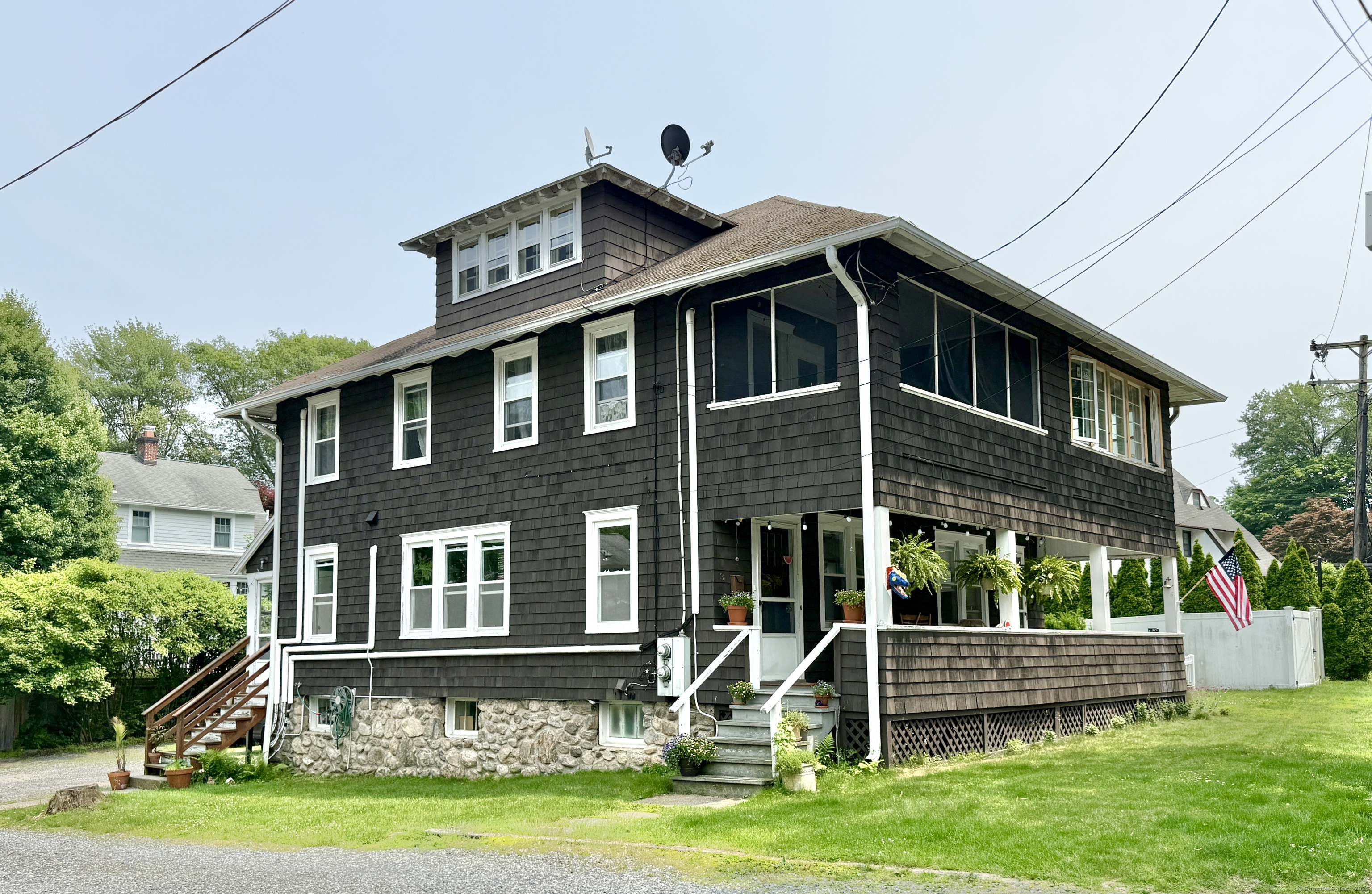 Park Lane, Darien, Connecticut - 3 Bedrooms  
1 Bathrooms  
6 Rooms - 