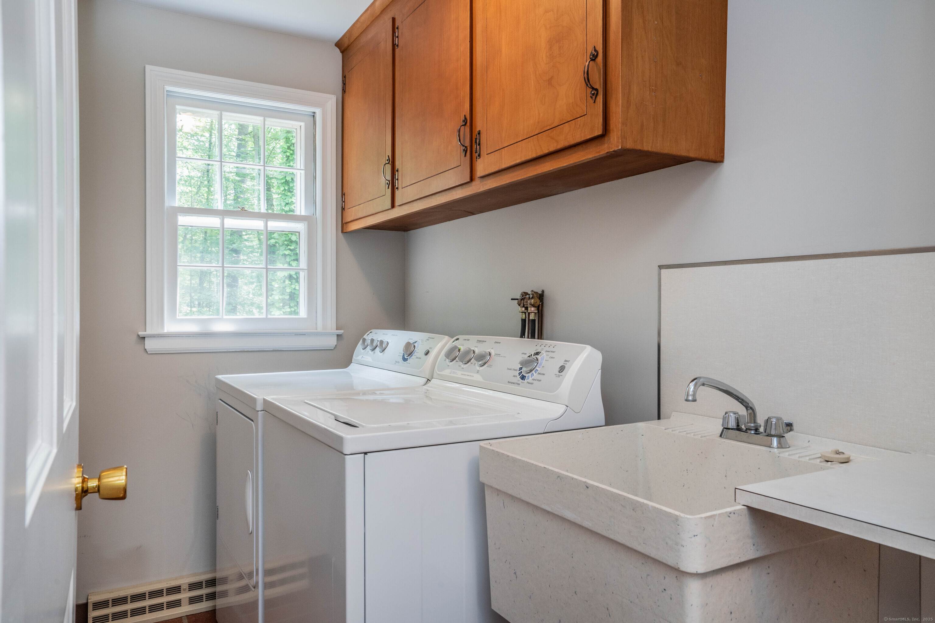 Glastonbury, Connecticut 06033, United States, 4 Bedrooms Bedrooms, ,3 BathroomsBathrooms,Residential,Pending,143426