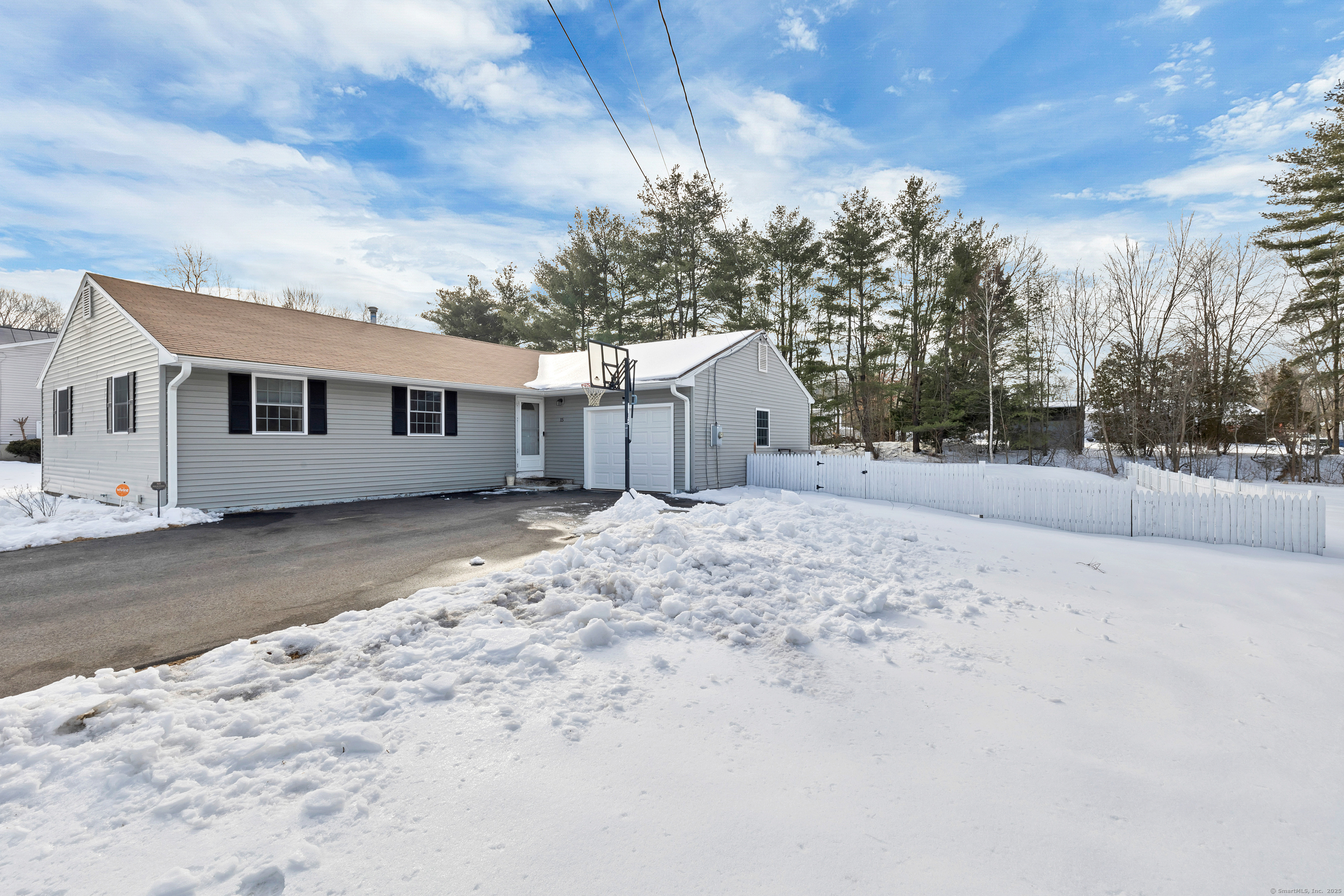 Willowcrest Drive, Windsor, Connecticut - 3 Bedrooms  
2 Bathrooms  
5 Rooms - 