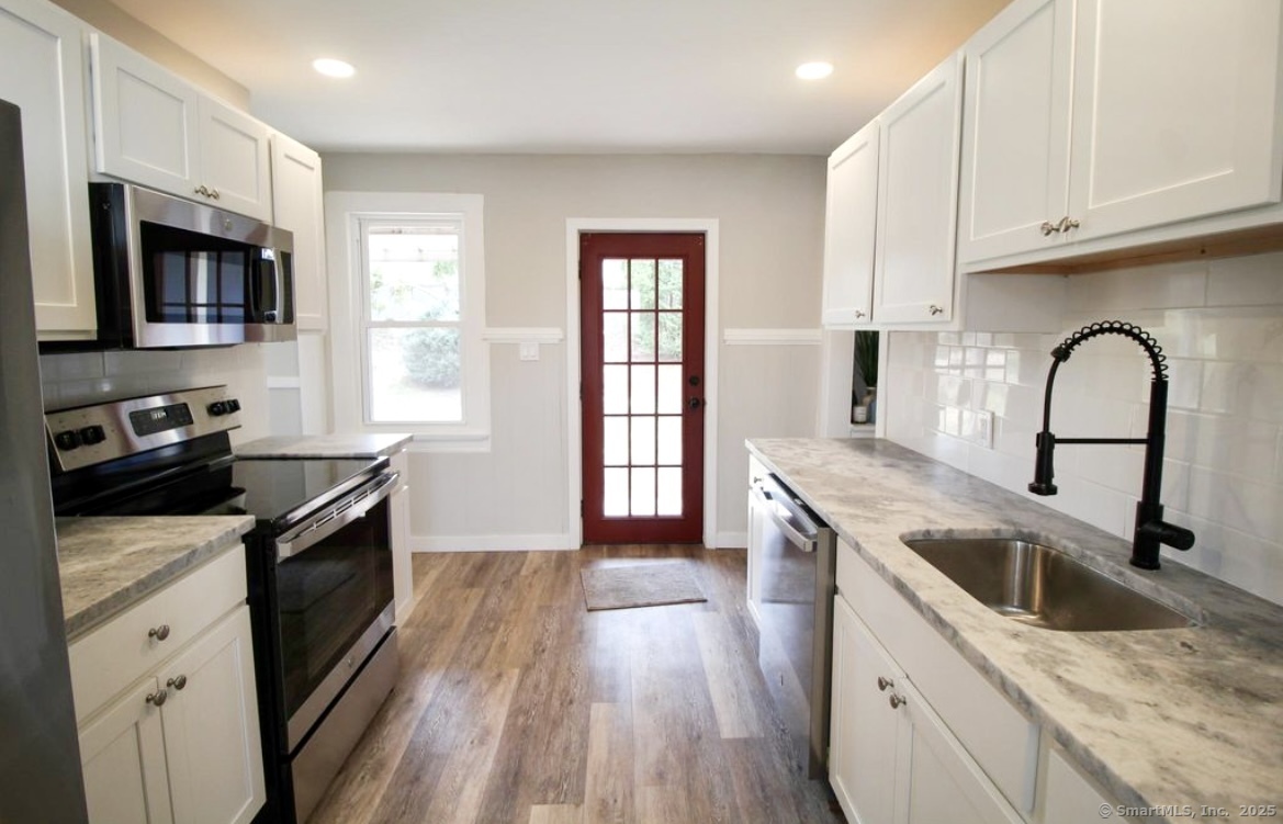 Rental Property at House Street, Glastonbury, Connecticut - Bedrooms: 3 
Bathrooms: 1 
Rooms: 6  - $2,600 MO.