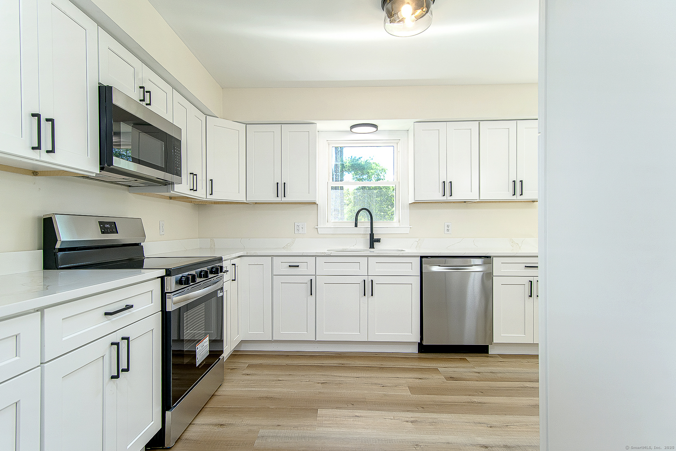 Killingly, Connecticut 06239, United States, 3 Bedrooms Bedrooms, ,2 BathroomsBathrooms,Residential,Pending,201609