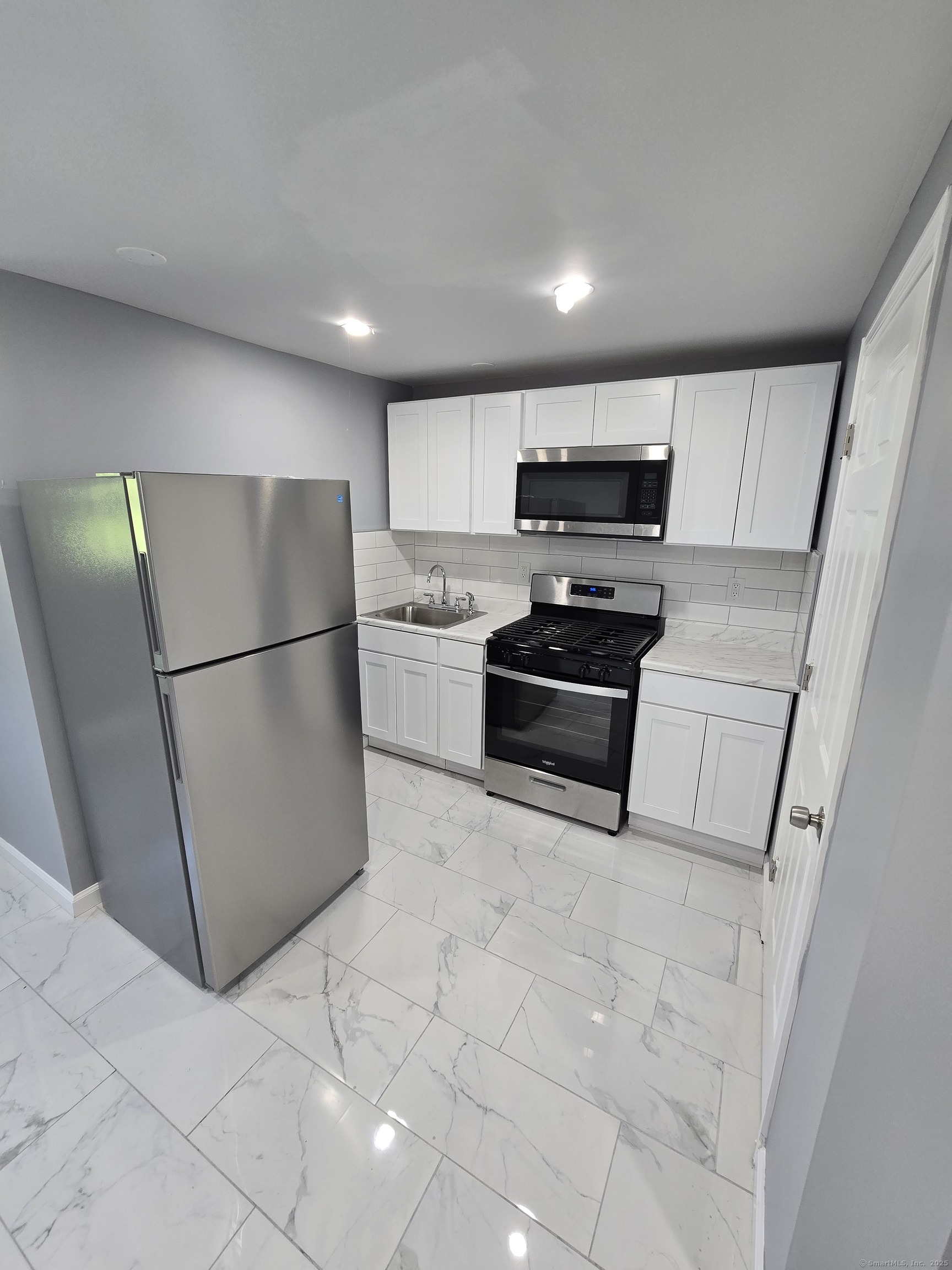 Hillside Avenue 2B, New Haven, Connecticut - 3 Bedrooms  
1 Bathrooms  
5 Rooms - 