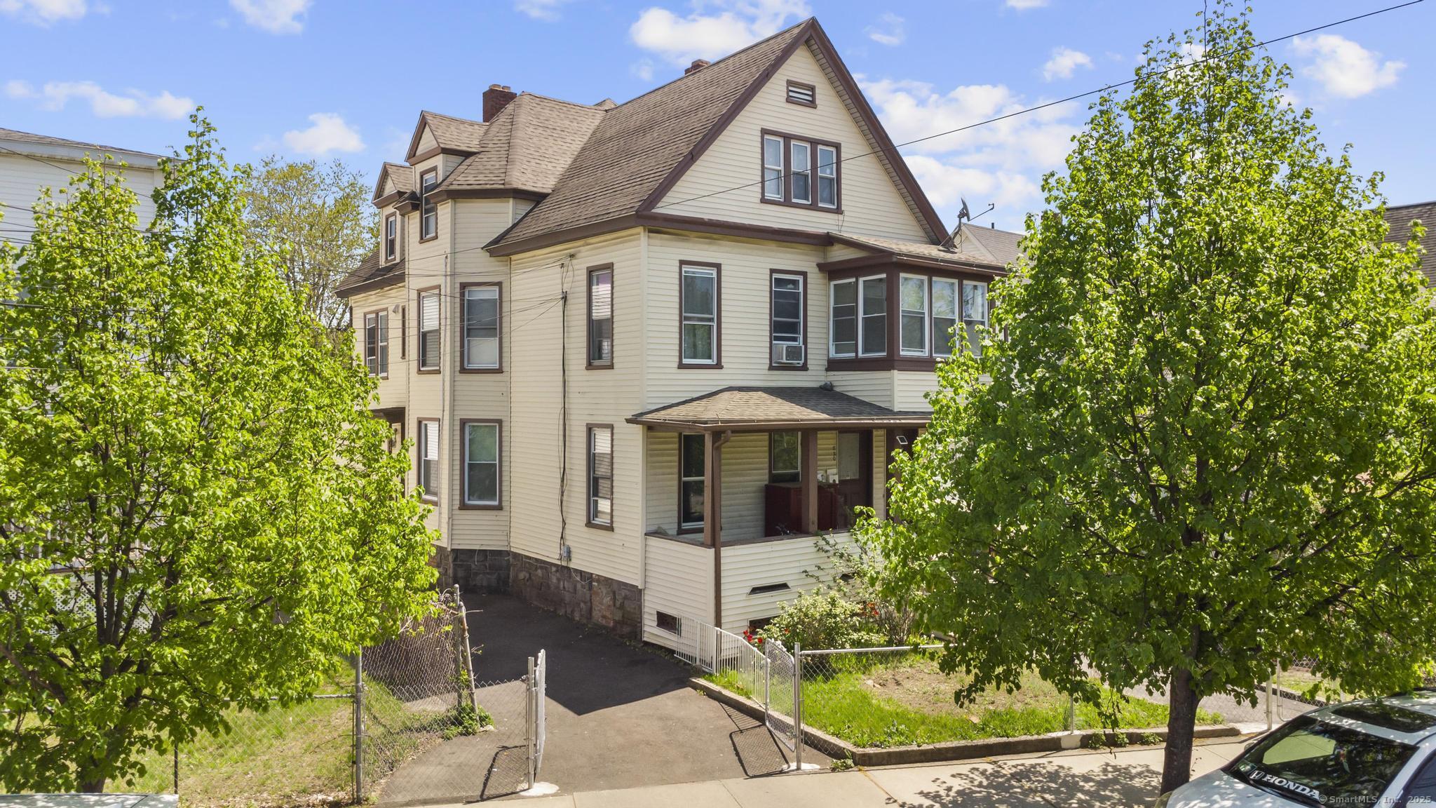 Iranistan Avenue, Bridgeport, Connecticut - 9 Bedrooms  
3 Bathrooms  
15 Rooms - 