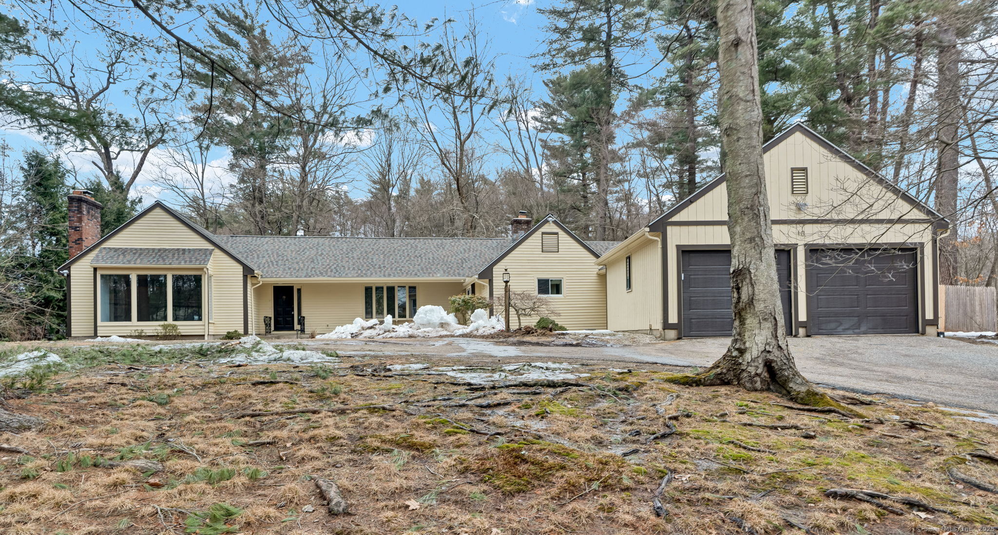 Pine Hill Road, Avon, Connecticut - 3 Bedrooms  
4.5 Bathrooms  
7 Rooms - 