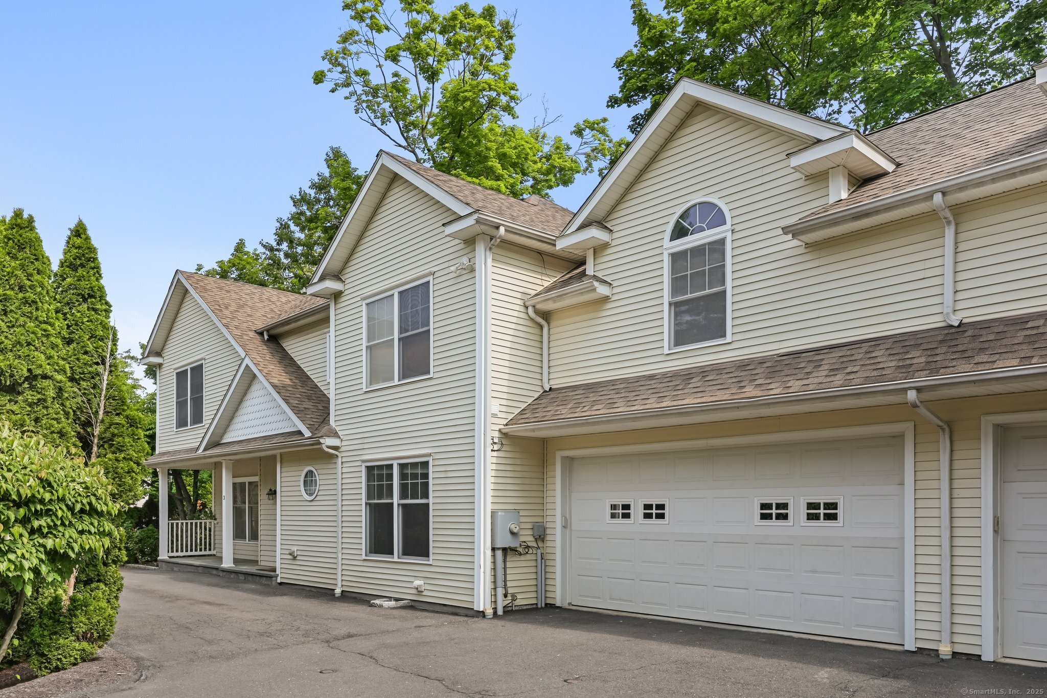 Rock Spring Road Apt 1A, Stamford, Connecticut - 3 Bedrooms  
4 Bathrooms  
6 Rooms - 