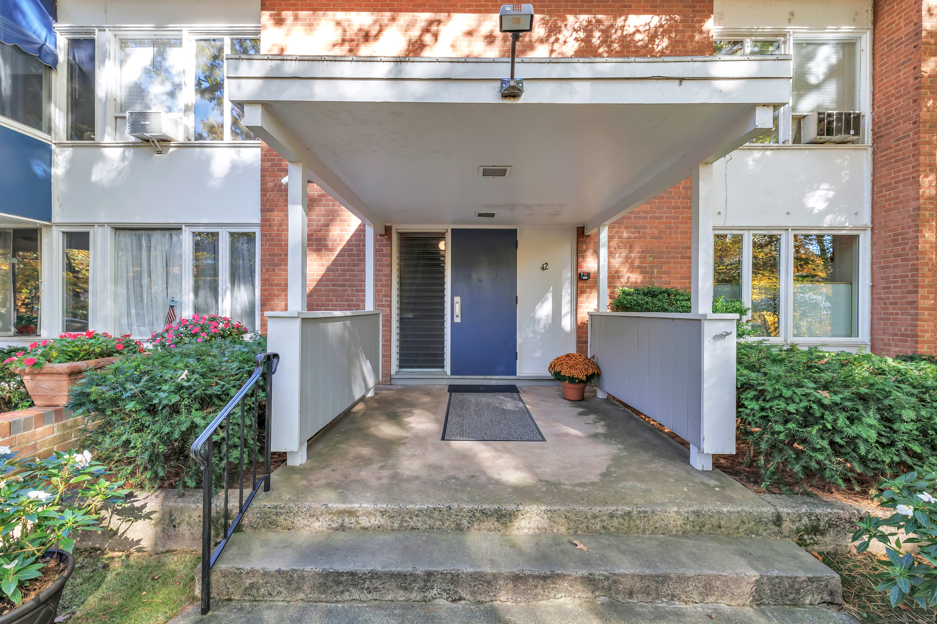 Property for Sale at N Lake Drive Apt C2, Hamden, Connecticut - Bedrooms: 3 
Bathrooms: 2 
Rooms: 5  - $339,900