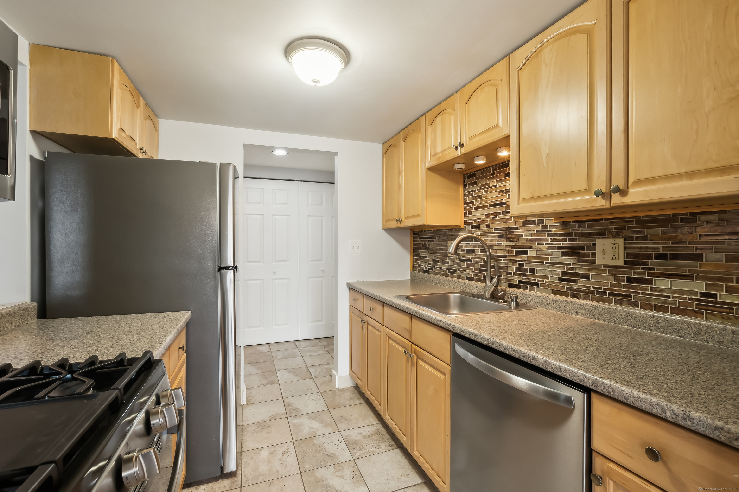 67 Brookwood Drive #APT B, Rocky Hill, Connecticut image 3