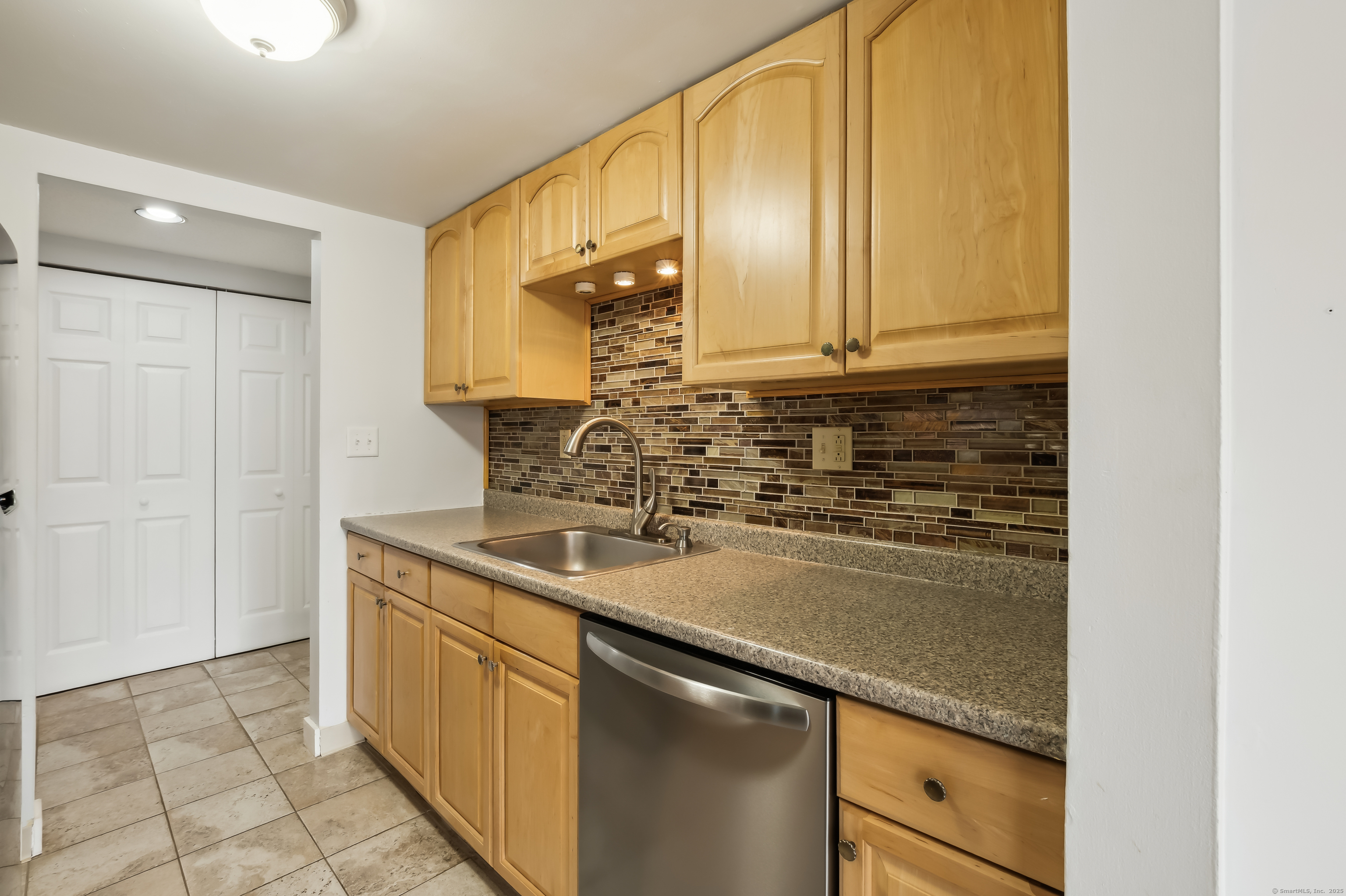 67 Brookwood Drive #APT B, Rocky Hill, Connecticut image 4