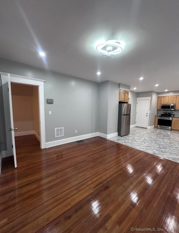 Milne Street 2, Bridgeport, Connecticut - 3 Bedrooms  
1 Bathrooms  
5 Rooms - 
