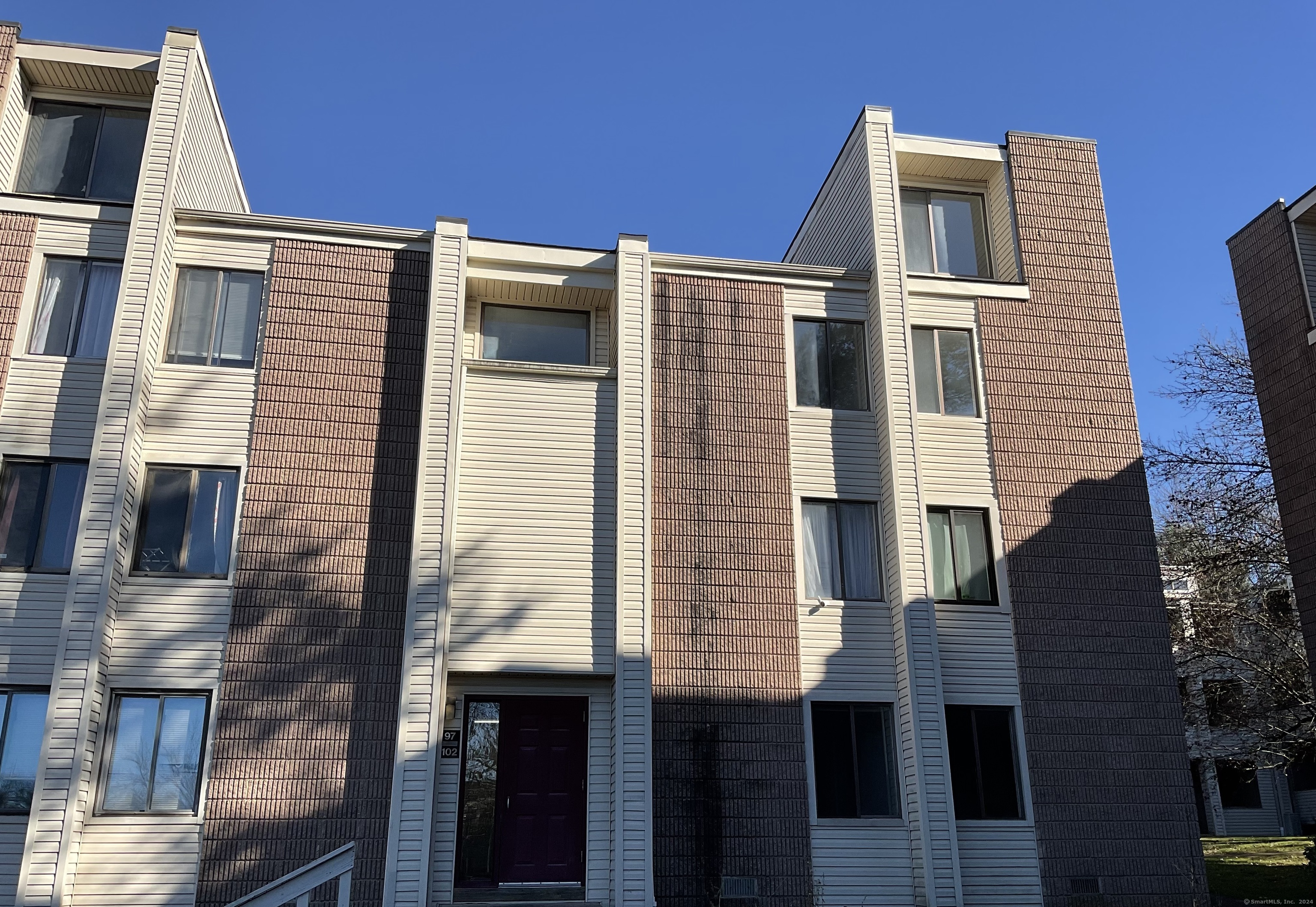 Rental Property at 102 Burgundy Hill Lane, Middletown, Connecticut - Bedrooms: 2 
Bathrooms: 1 
Rooms: 5  - $1,550 MO.