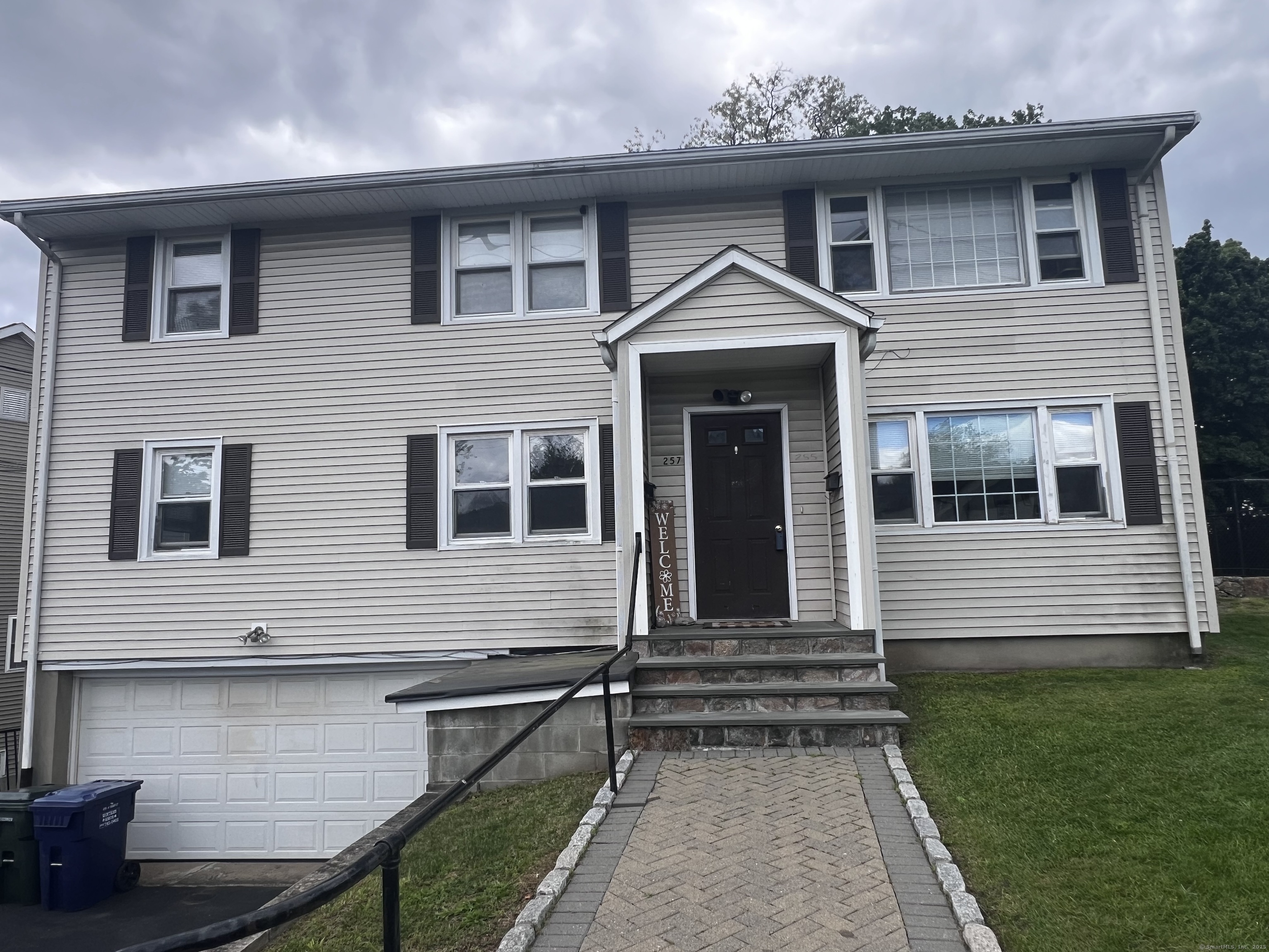 Jennings Road, Fairfield, Connecticut - 3 Bedrooms  
1 Bathrooms  
6 Rooms - 