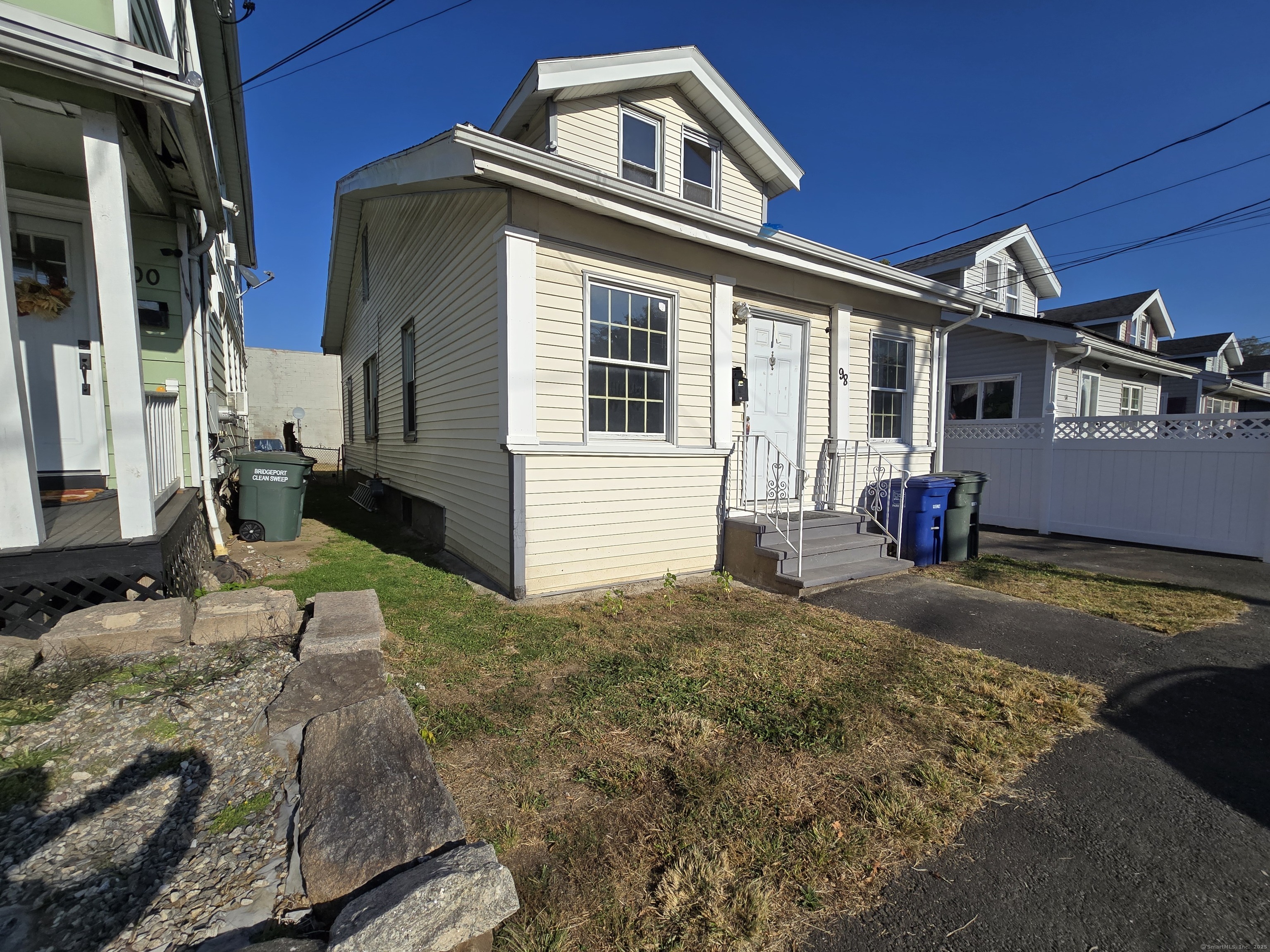Cowles Street, Bridgeport, Connecticut - 3 Bedrooms  
1 Bathrooms  
6 Rooms - 