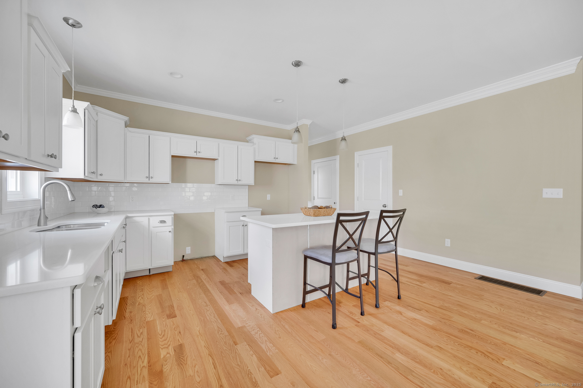 Middletown, Connecticut 06457, United States, 2 Bedrooms Bedrooms, ,2 BathroomsBathrooms,Residential,Pending,201471