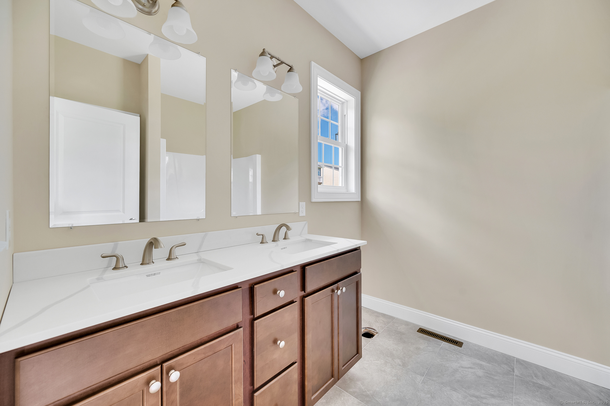 Middletown, Connecticut 06457, United States, 2 Bedrooms Bedrooms, ,2 BathroomsBathrooms,Residential,Pending,201471