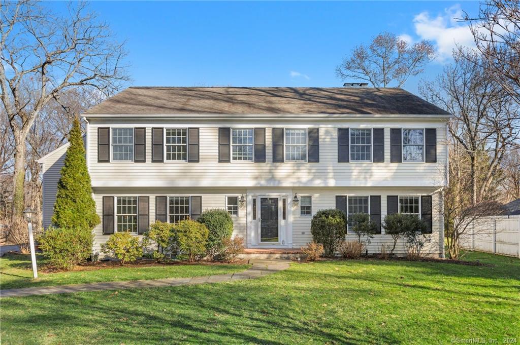Property for Sale at 9 Rainbow Circle, Darien, Connecticut - Bedrooms: 5 
Bathrooms: 4.5 
Rooms: 11  - $2,495,000