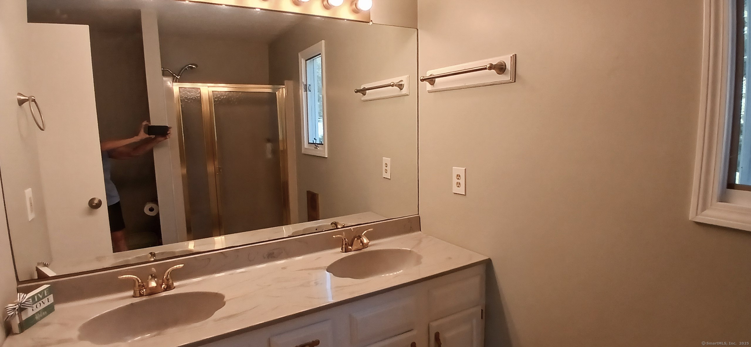 Torrington, Connecticut 06790, United States, 4 Bedrooms Bedrooms, ,2 BathroomsBathrooms,Residential,Active,197035