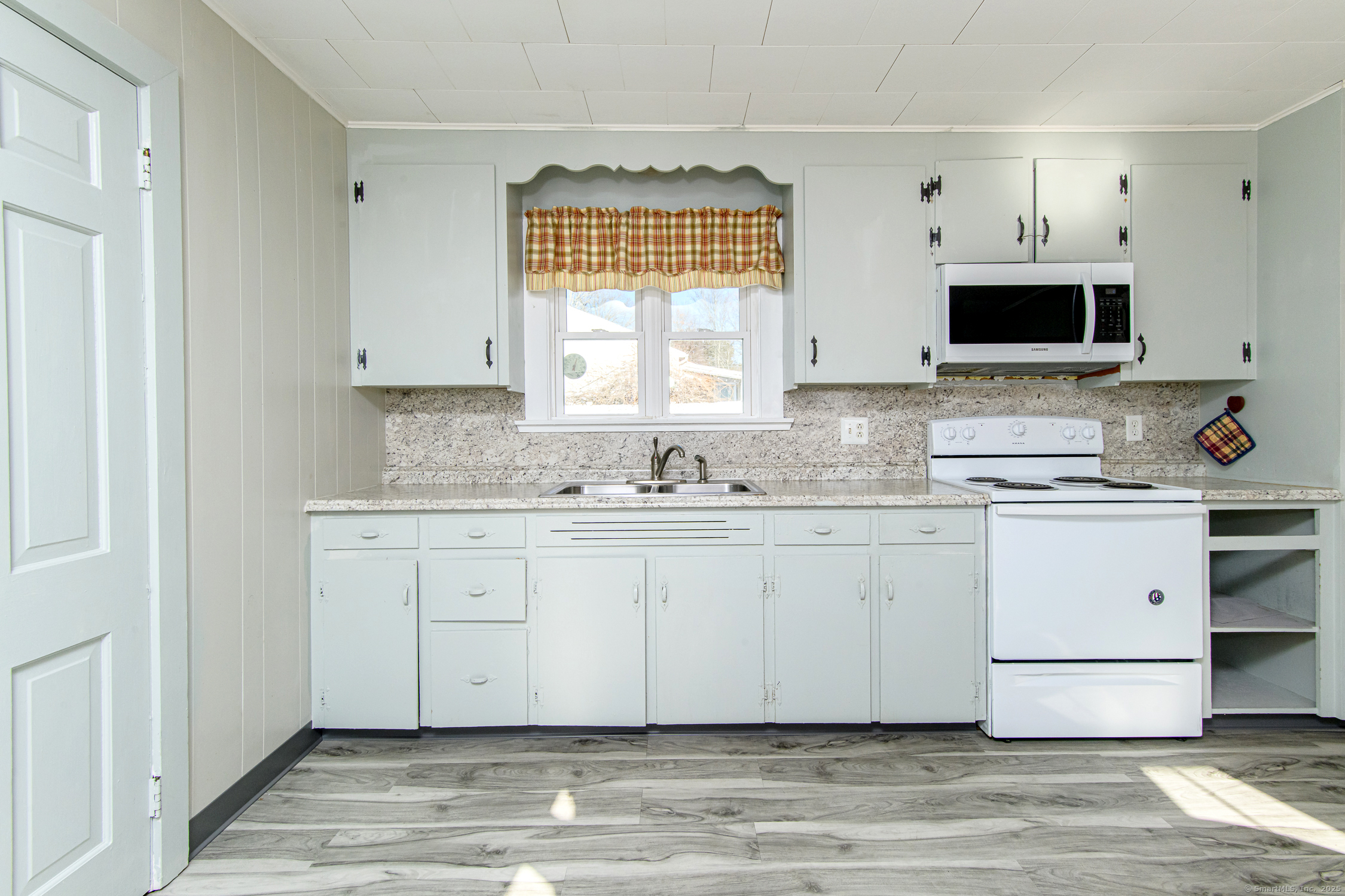 Putnam, Connecticut 06260, United States, 3 Bedrooms Bedrooms, ,2 BathroomsBathrooms,Residential,Pending,14920