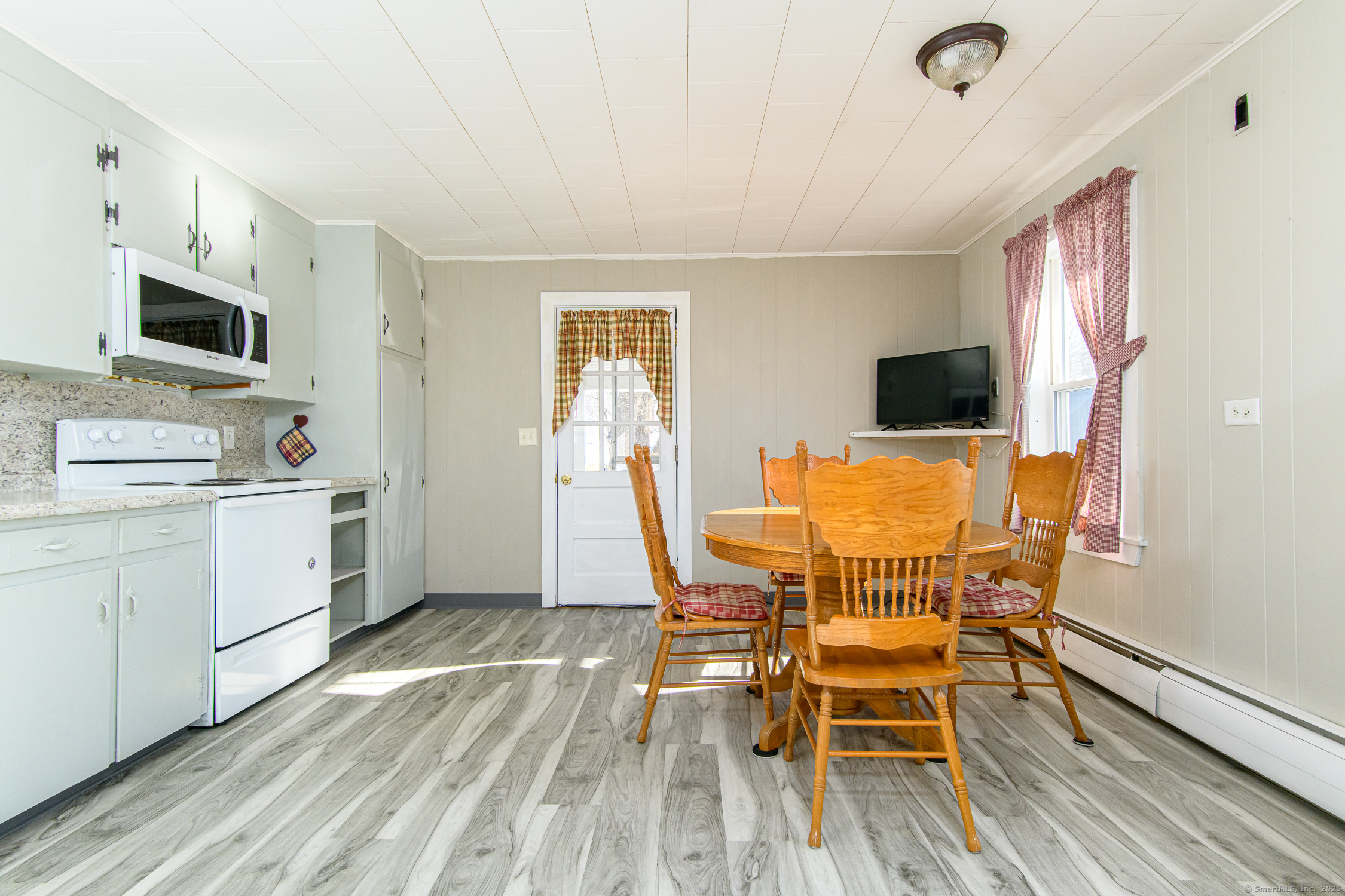 Putnam, Connecticut 06260, United States, 3 Bedrooms Bedrooms, ,2 BathroomsBathrooms,Residential,Pending,14920