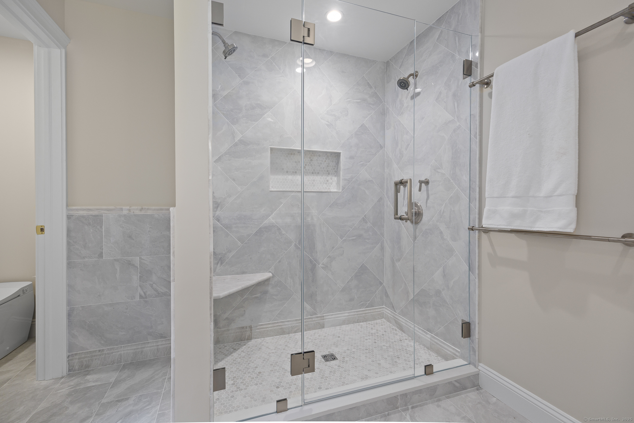 Ridgefield, Connecticut 06877, United States, 5 Bedrooms Bedrooms, ,4 BathroomsBathrooms,Residential,Pending,215361