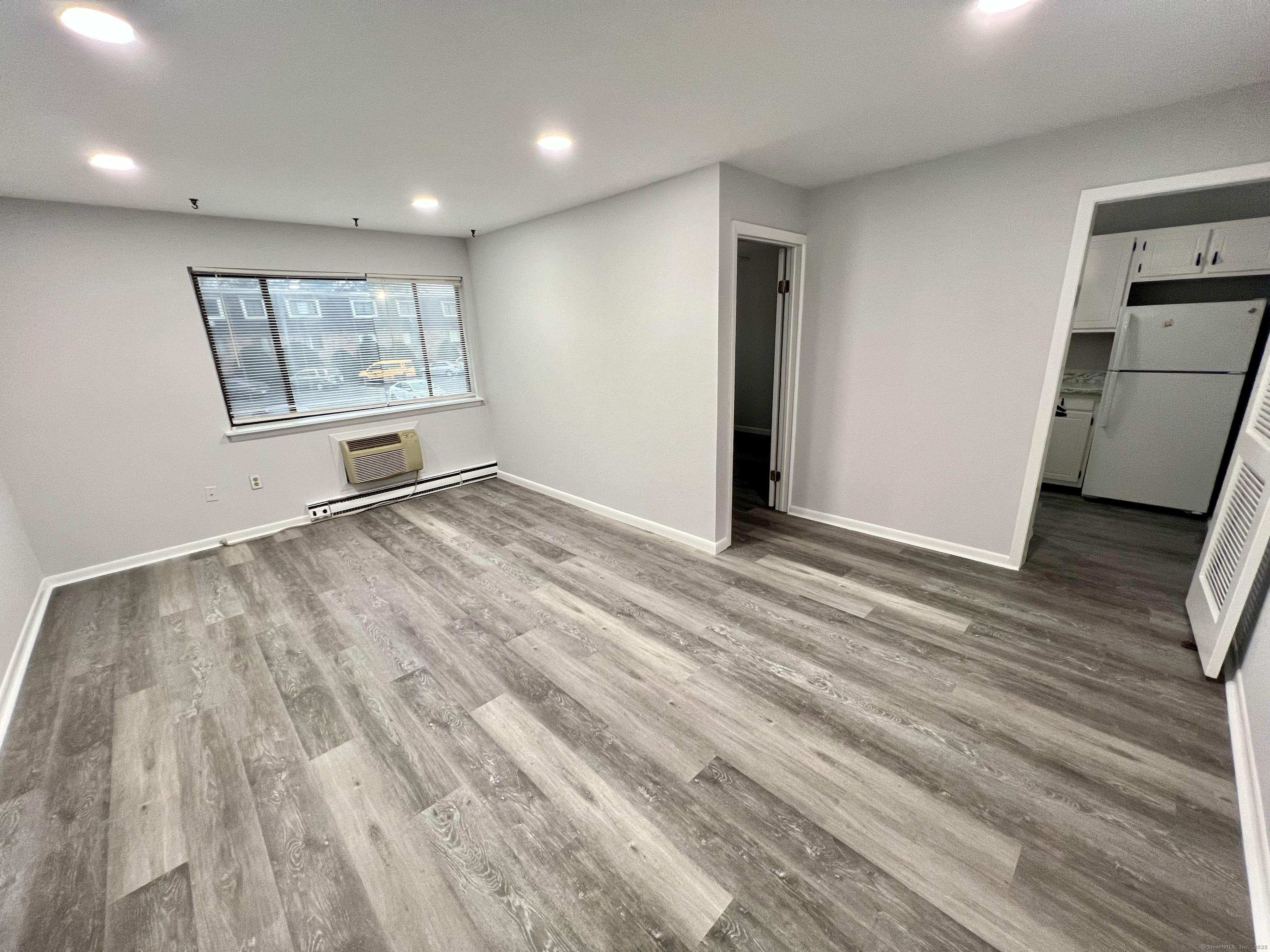 Wildman Street A210, Danbury, Connecticut - 1 Bedrooms  
1 Bathrooms  
3 Rooms - 