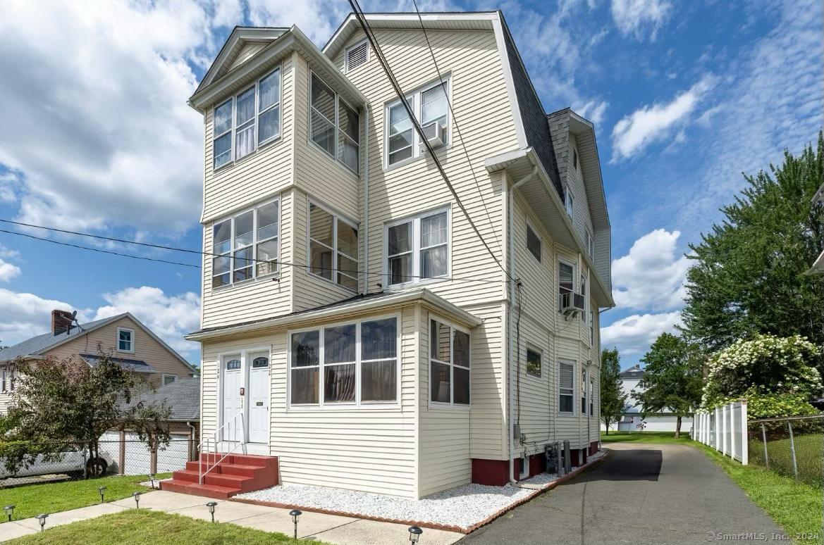 Rental Property at 122 Arnold Street, Hartford, Connecticut - Bedrooms: 2 
Bathrooms: 1 
Rooms: 5  - $1,550 MO.