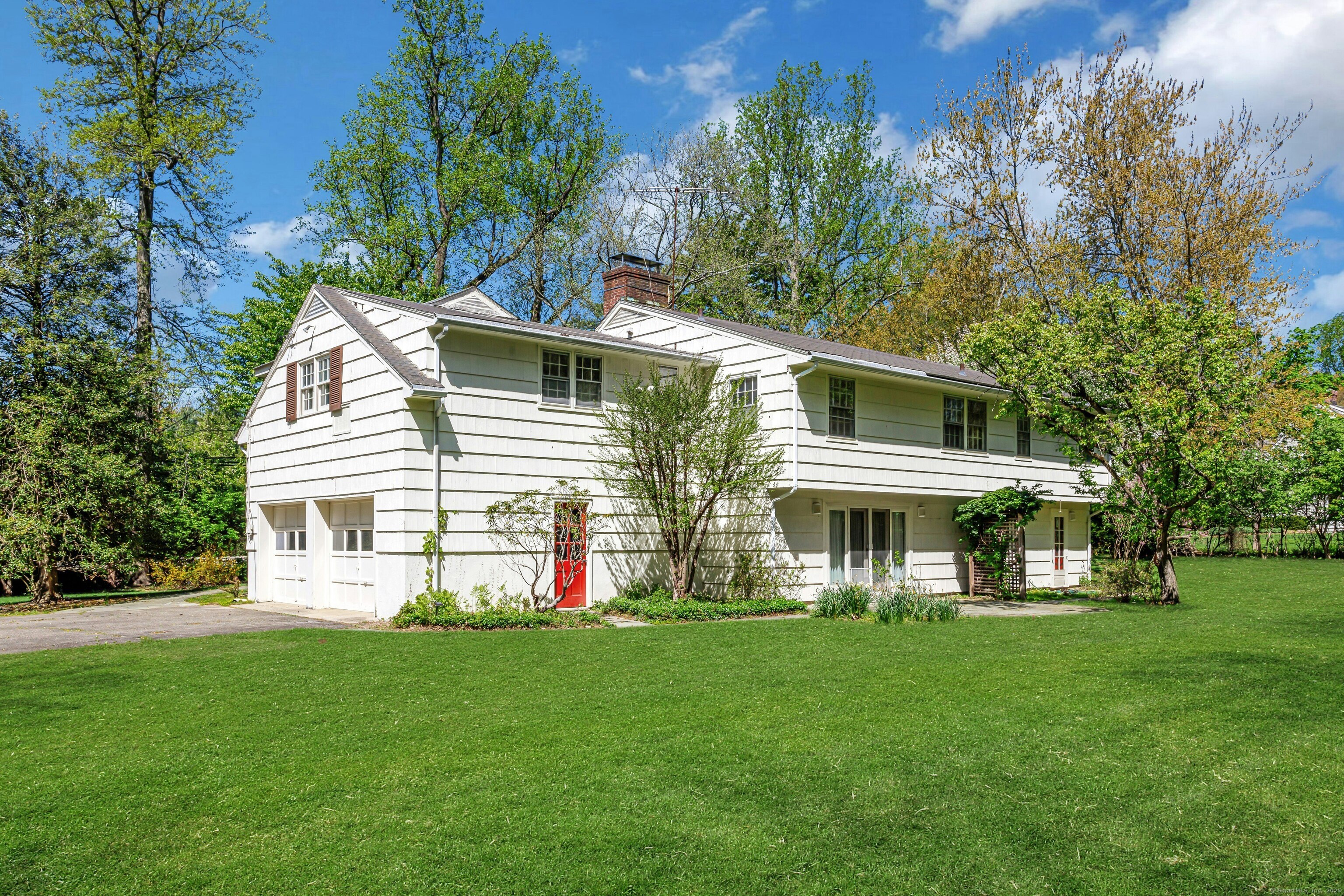 48 Nearwater Lane, Darien, Connecticut - 4 Bedrooms  
3.5 Bathrooms  
10 Rooms - 