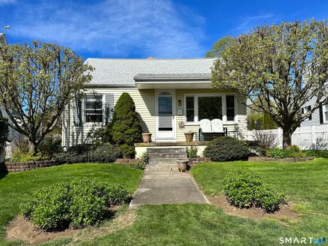 40 Parkway South New London CT 06320