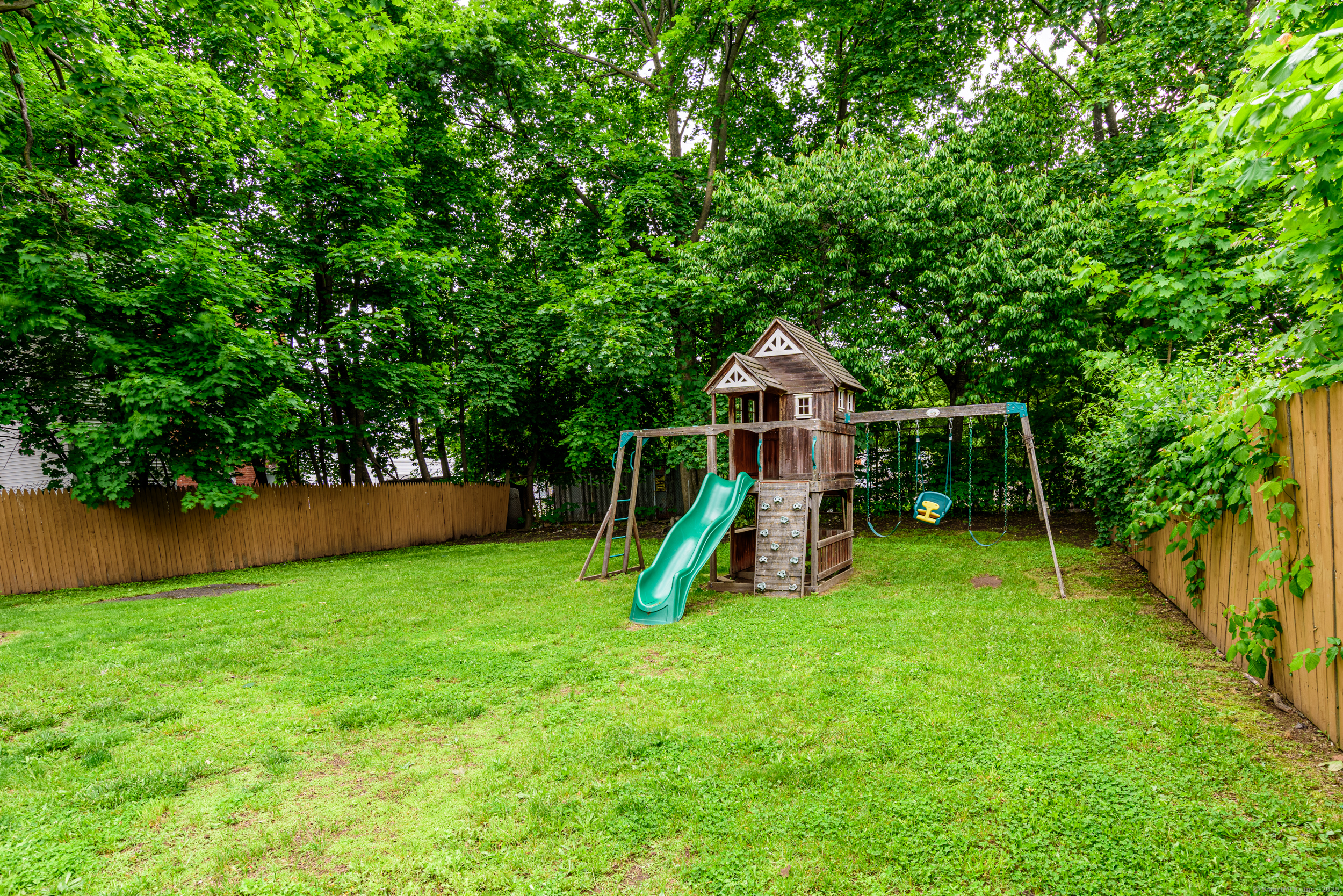 New Haven, Connecticut 06519, United States, 6 Bedrooms Bedrooms, ,3 BathroomsBathrooms,Residential,Pending,132770