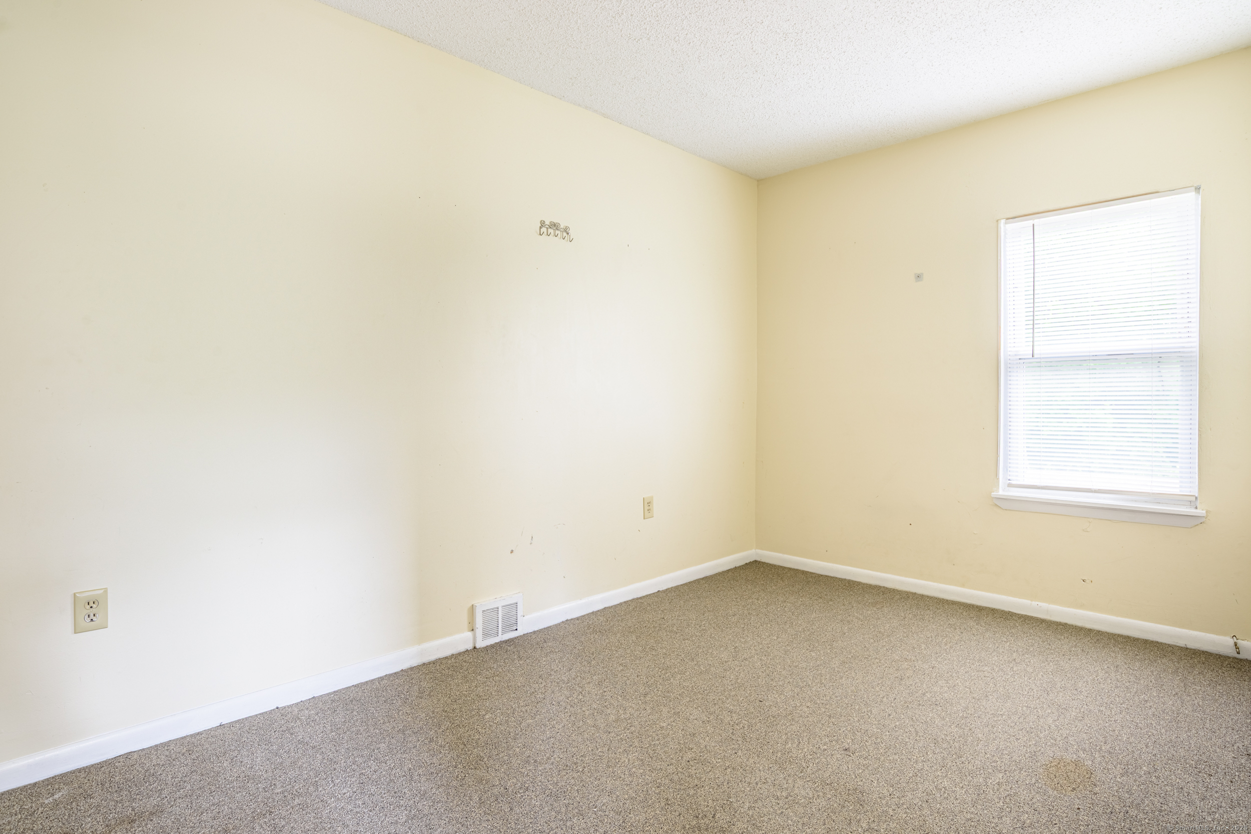 New Haven, Connecticut 06519, United States, 6 Bedrooms Bedrooms, ,3 BathroomsBathrooms,Residential,Pending,132770