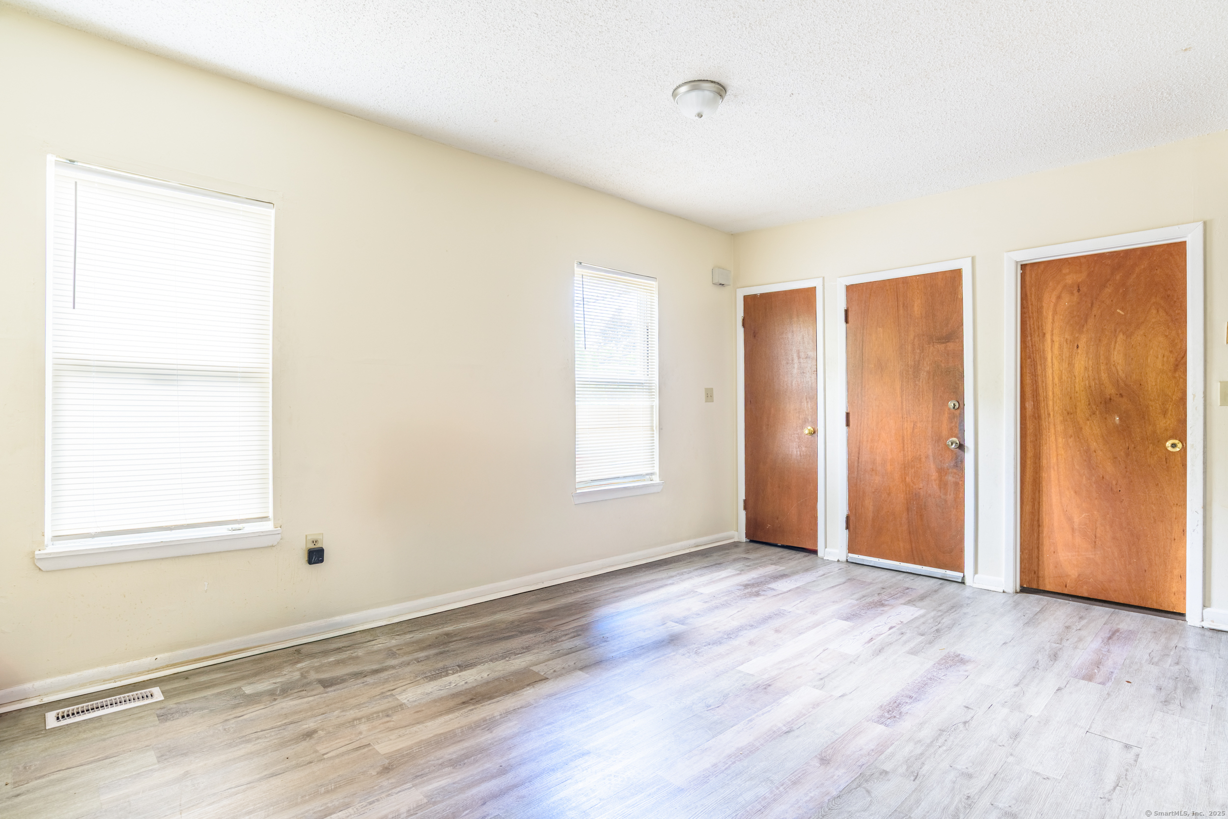 New Haven, Connecticut 06519, United States, 6 Bedrooms Bedrooms, ,3 BathroomsBathrooms,Residential,Pending,132770