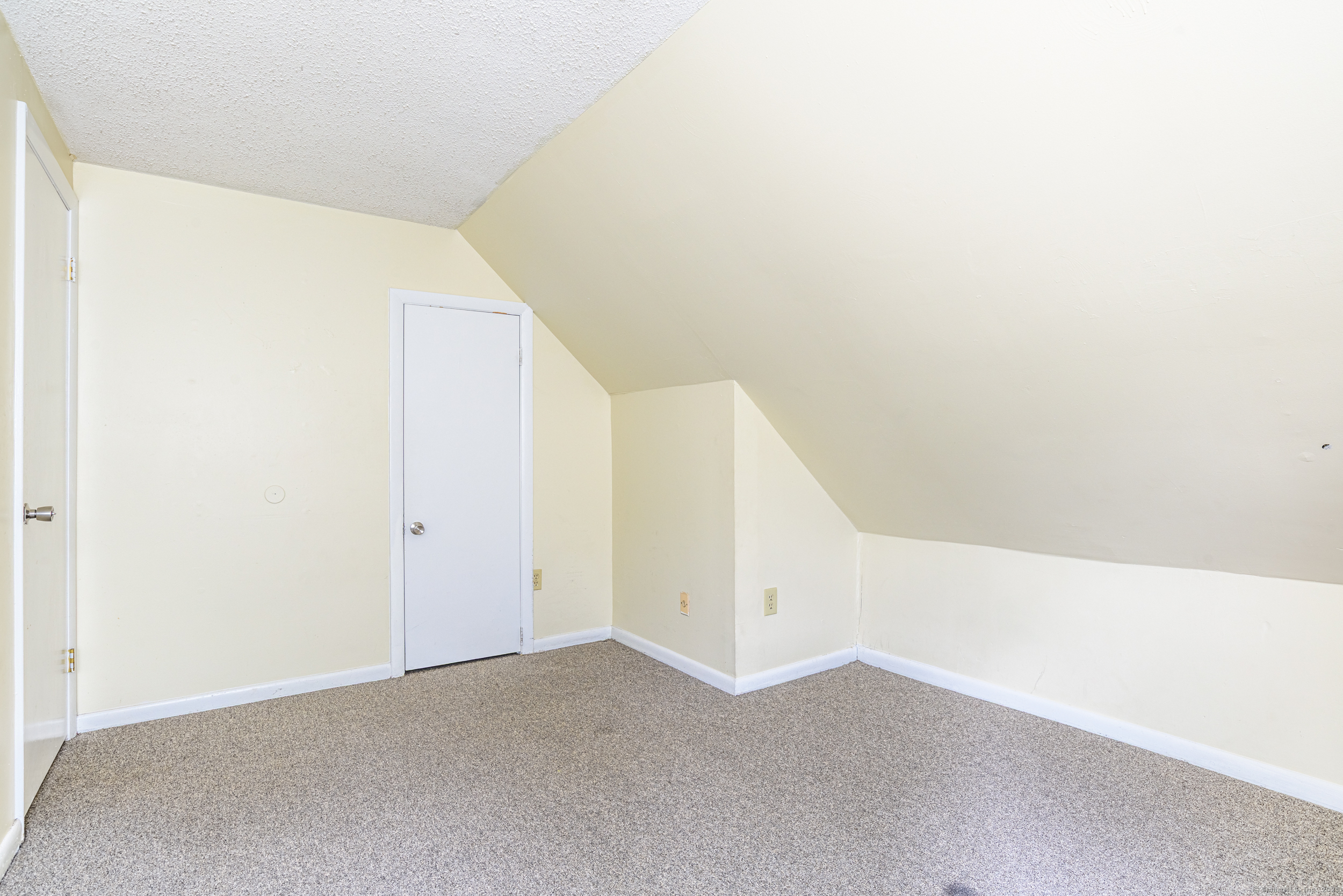 New Haven, Connecticut 06519, United States, 6 Bedrooms Bedrooms, ,3 BathroomsBathrooms,Residential,Pending,132770