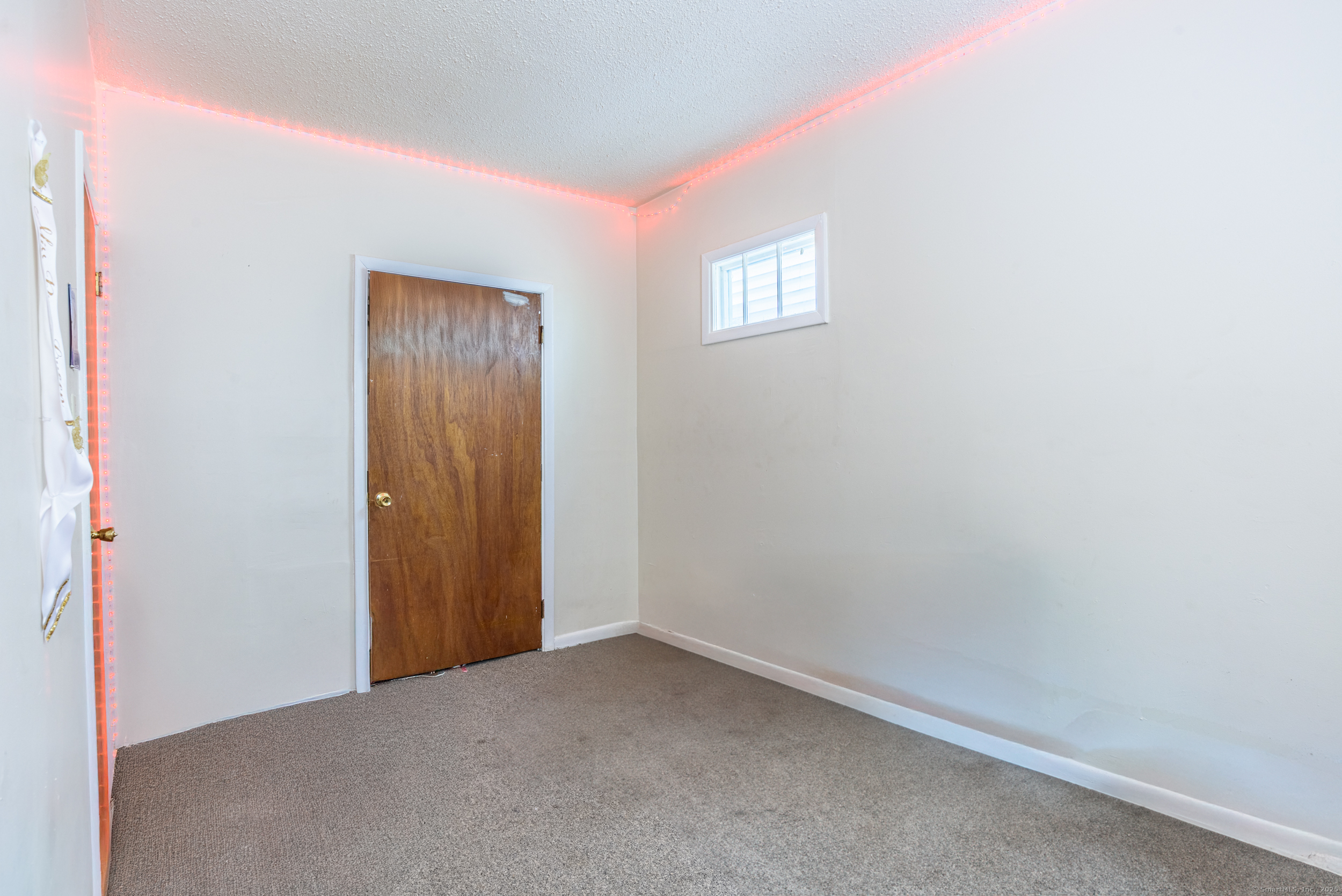 New Haven, Connecticut 06519, United States, 6 Bedrooms Bedrooms, ,3 BathroomsBathrooms,Residential,Pending,132770