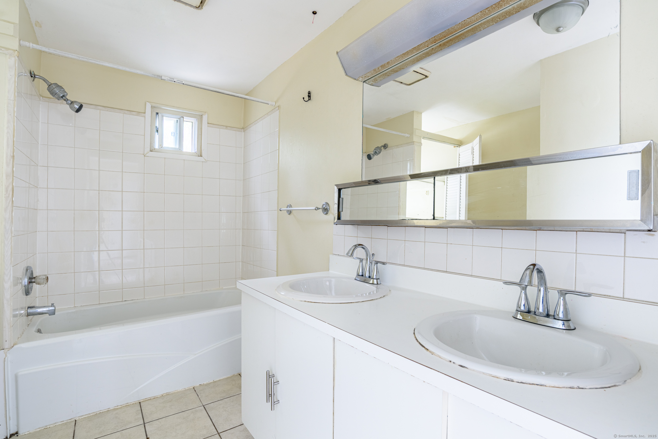 New Haven, Connecticut 06519, United States, 6 Bedrooms Bedrooms, ,3 BathroomsBathrooms,Residential,Pending,132770