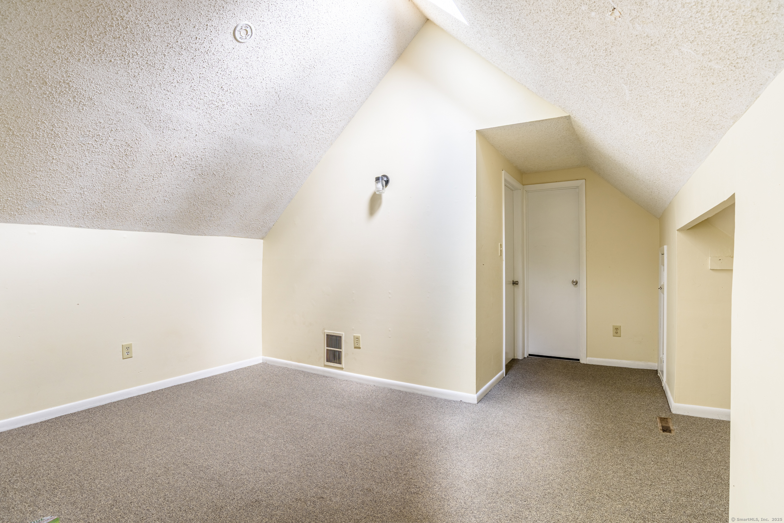 New Haven, Connecticut 06519, United States, 6 Bedrooms Bedrooms, ,3 BathroomsBathrooms,Residential,Pending,132770