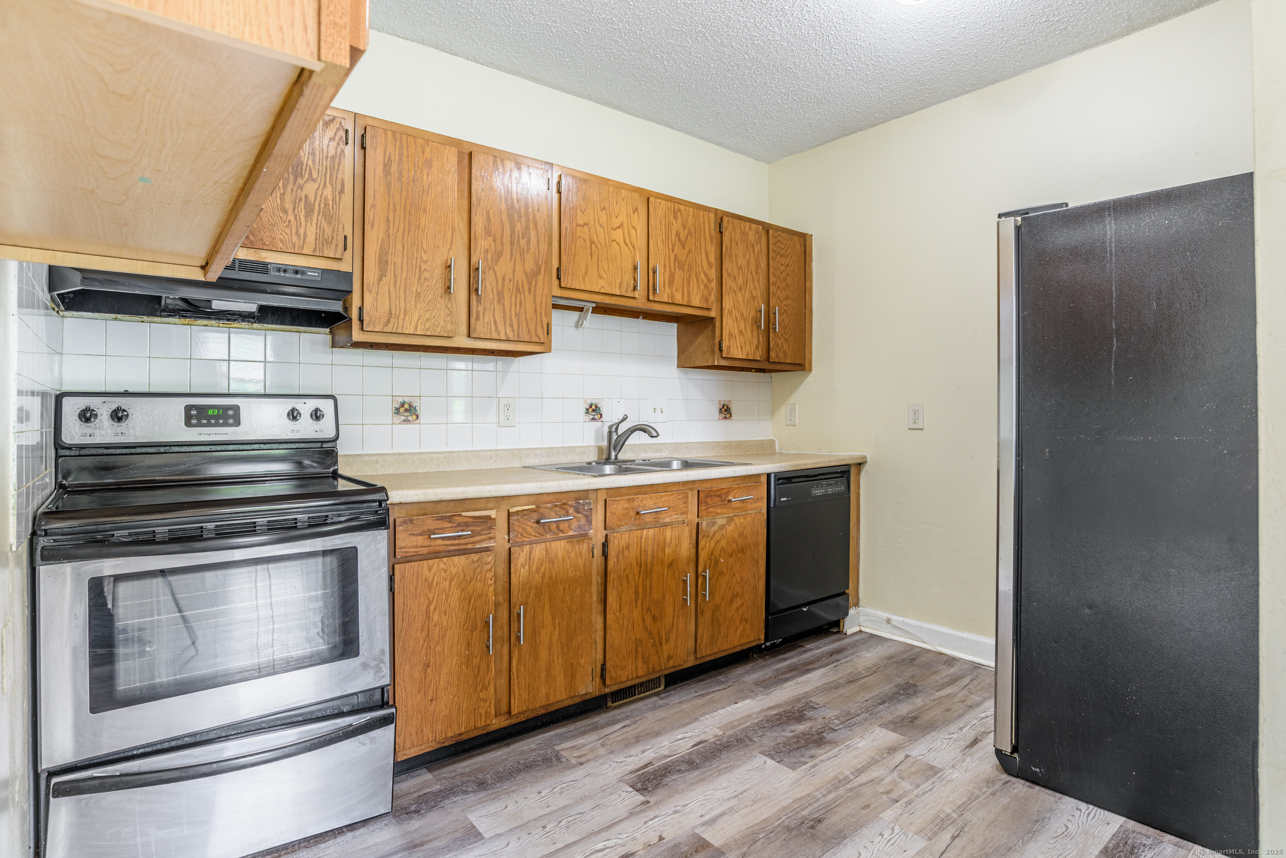 New Haven, Connecticut 06519, United States, 6 Bedrooms Bedrooms, ,3 BathroomsBathrooms,Residential,Pending,132770