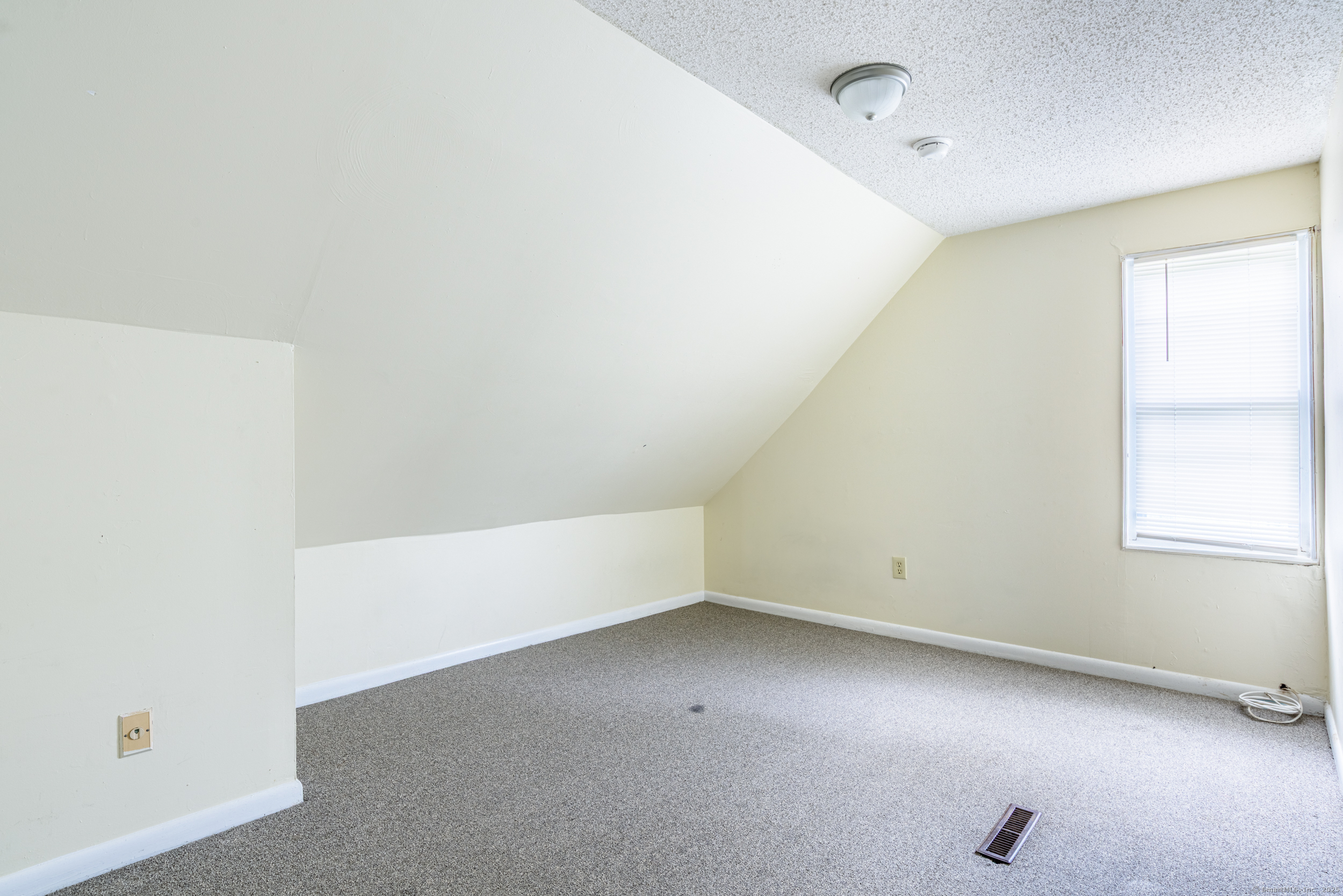 New Haven, Connecticut 06519, United States, 6 Bedrooms Bedrooms, ,3 BathroomsBathrooms,Residential,Pending,132770