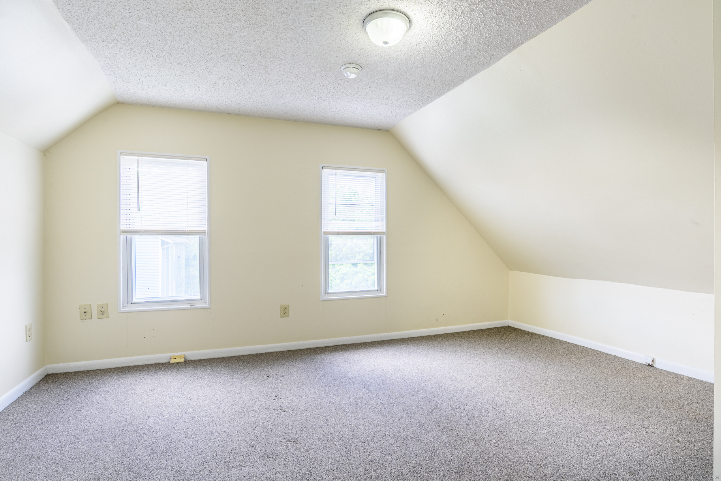 New Haven, Connecticut 06519, United States, 6 Bedrooms Bedrooms, ,3 BathroomsBathrooms,Residential,Pending,132770