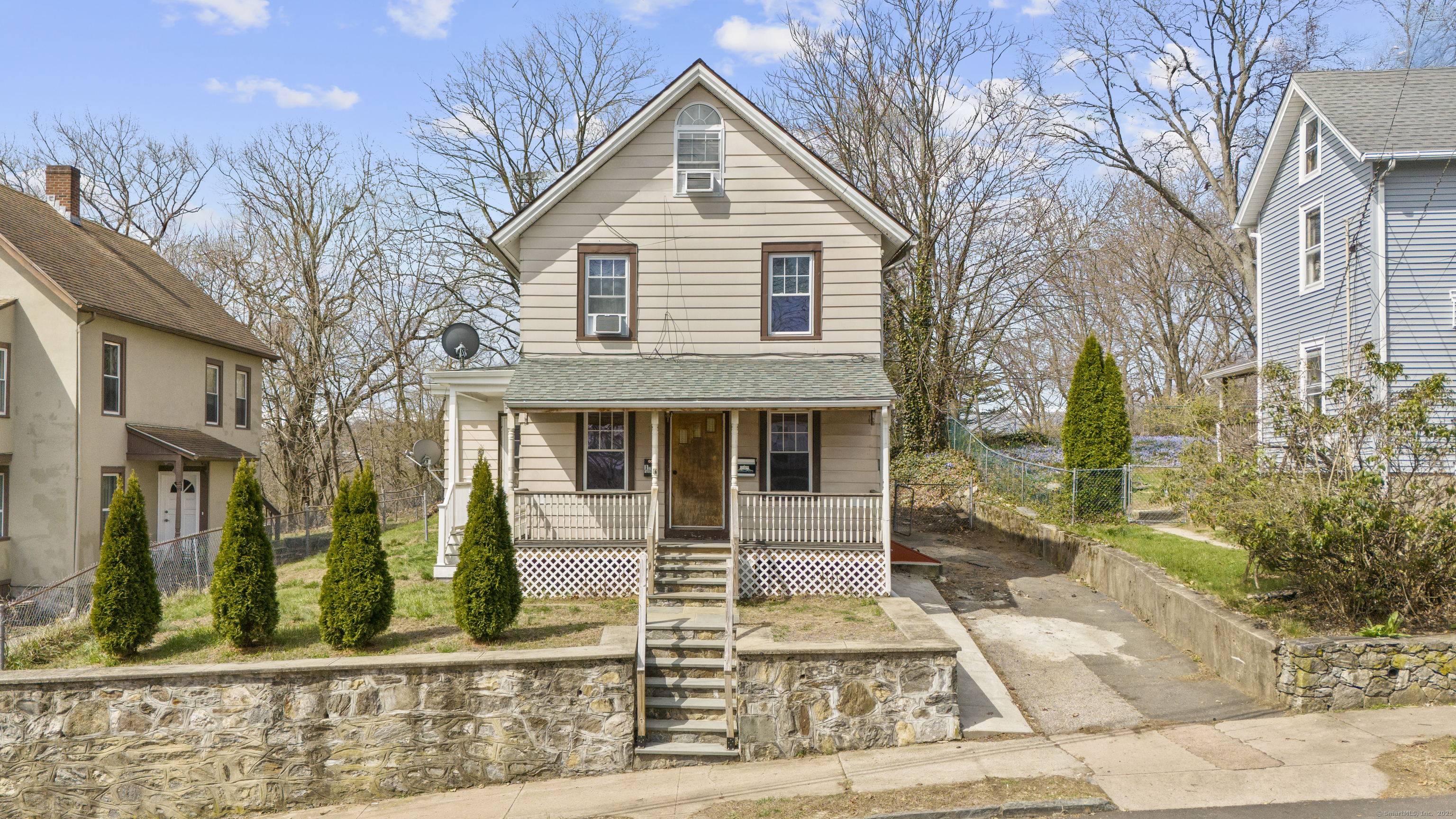 Summit Street, Derby, Connecticut - 3 Bedrooms  
2 Bathrooms  
10 Rooms - 