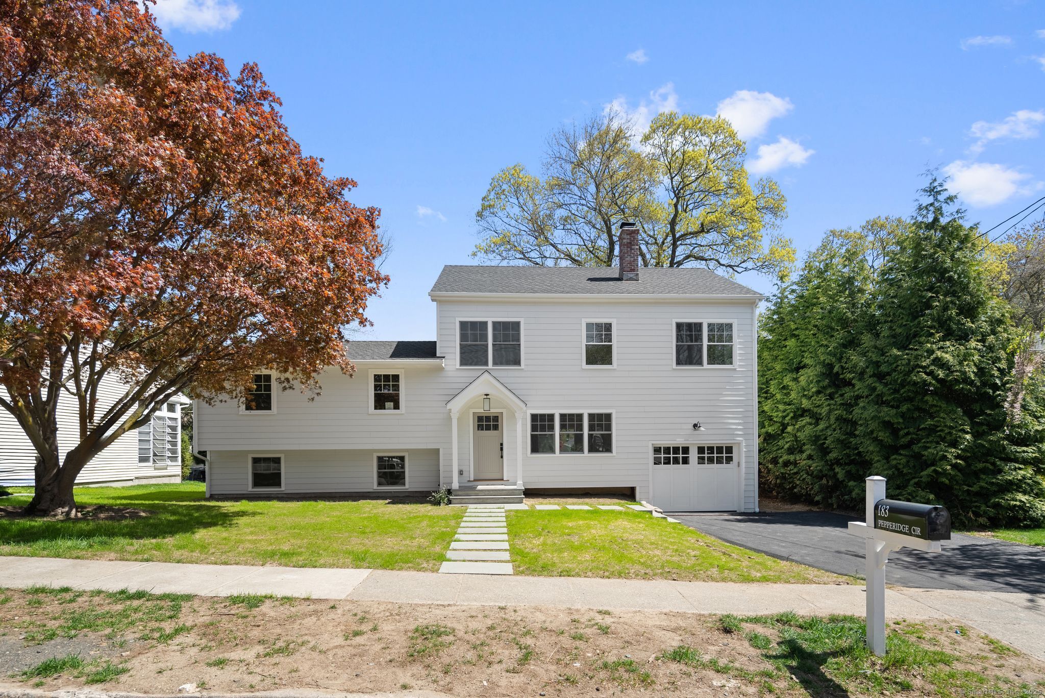Pepperidge Circle, Fairfield, Connecticut - 5 Bedrooms  
4 Bathrooms  
10 Rooms - 