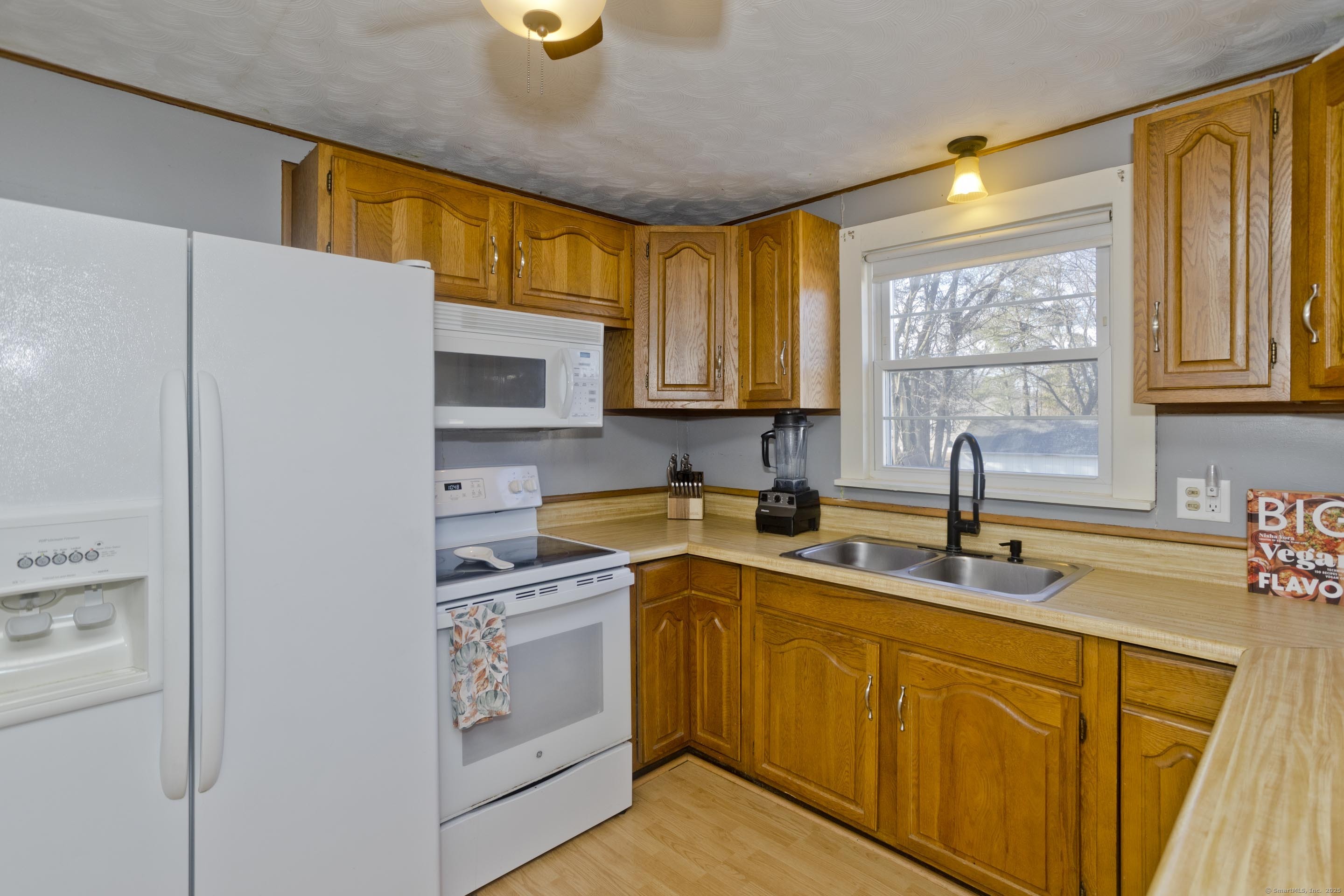 4 Conlin Drive, Enfield, Connecticut image 9