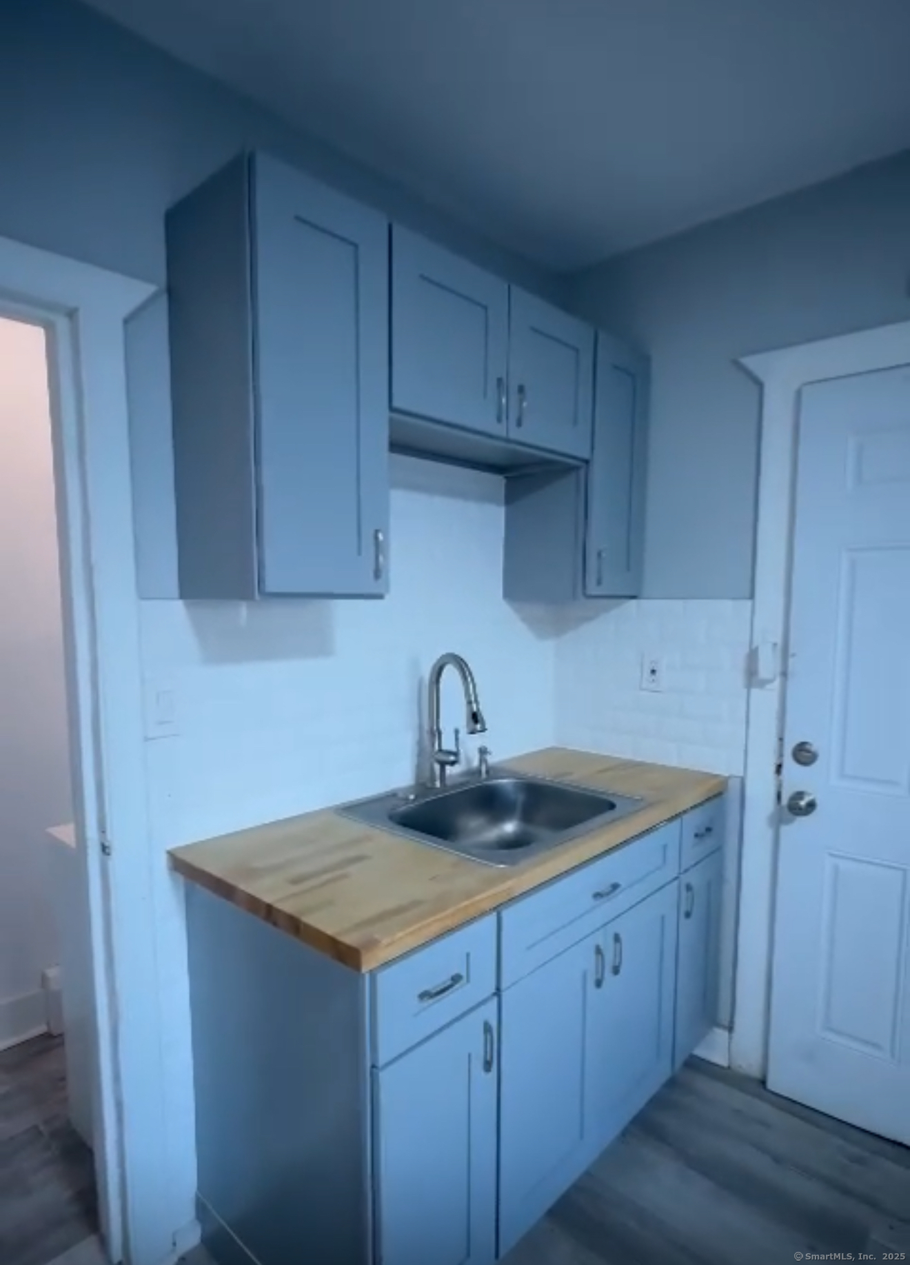 Rental Property at Maple Street 1st, Bridgeport, Connecticut - Bedrooms: 3 
Bathrooms: 1 
Rooms: 6  - $2,400 MO.